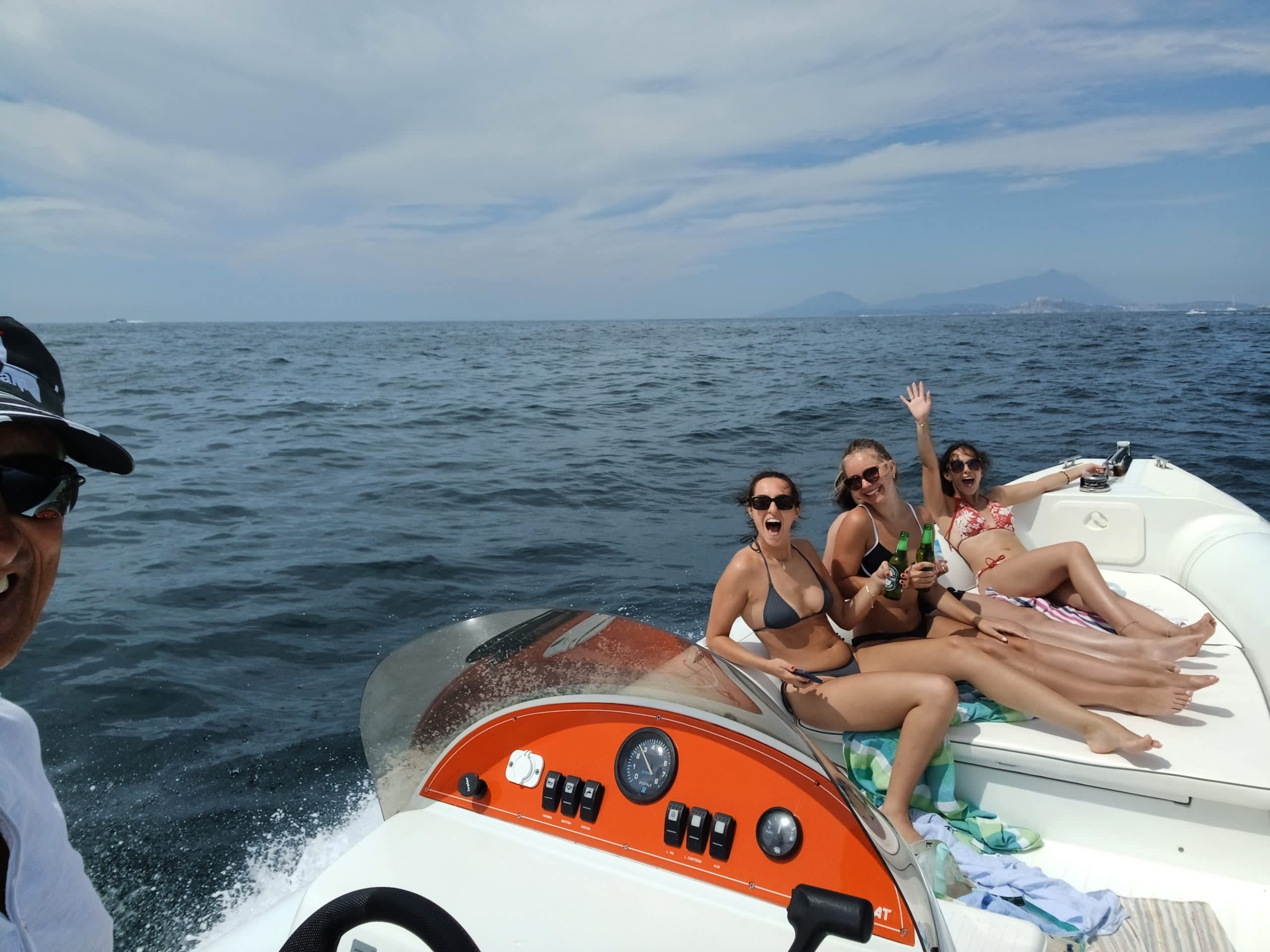 Disfrute de 4 horas a bordo de una lancha motora en Nápoles.