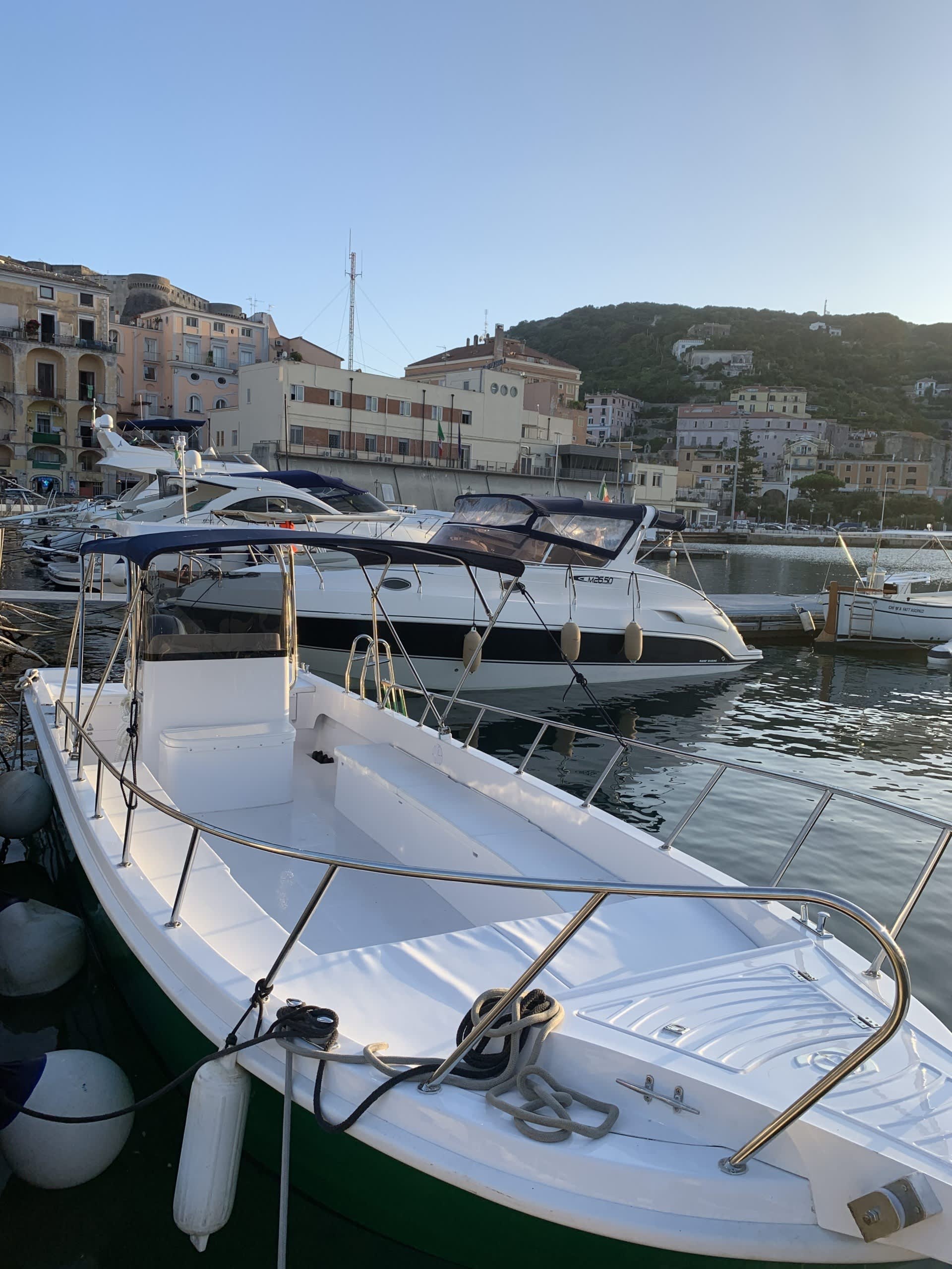 Ein Tag in Gaeta auf einem Motorboot