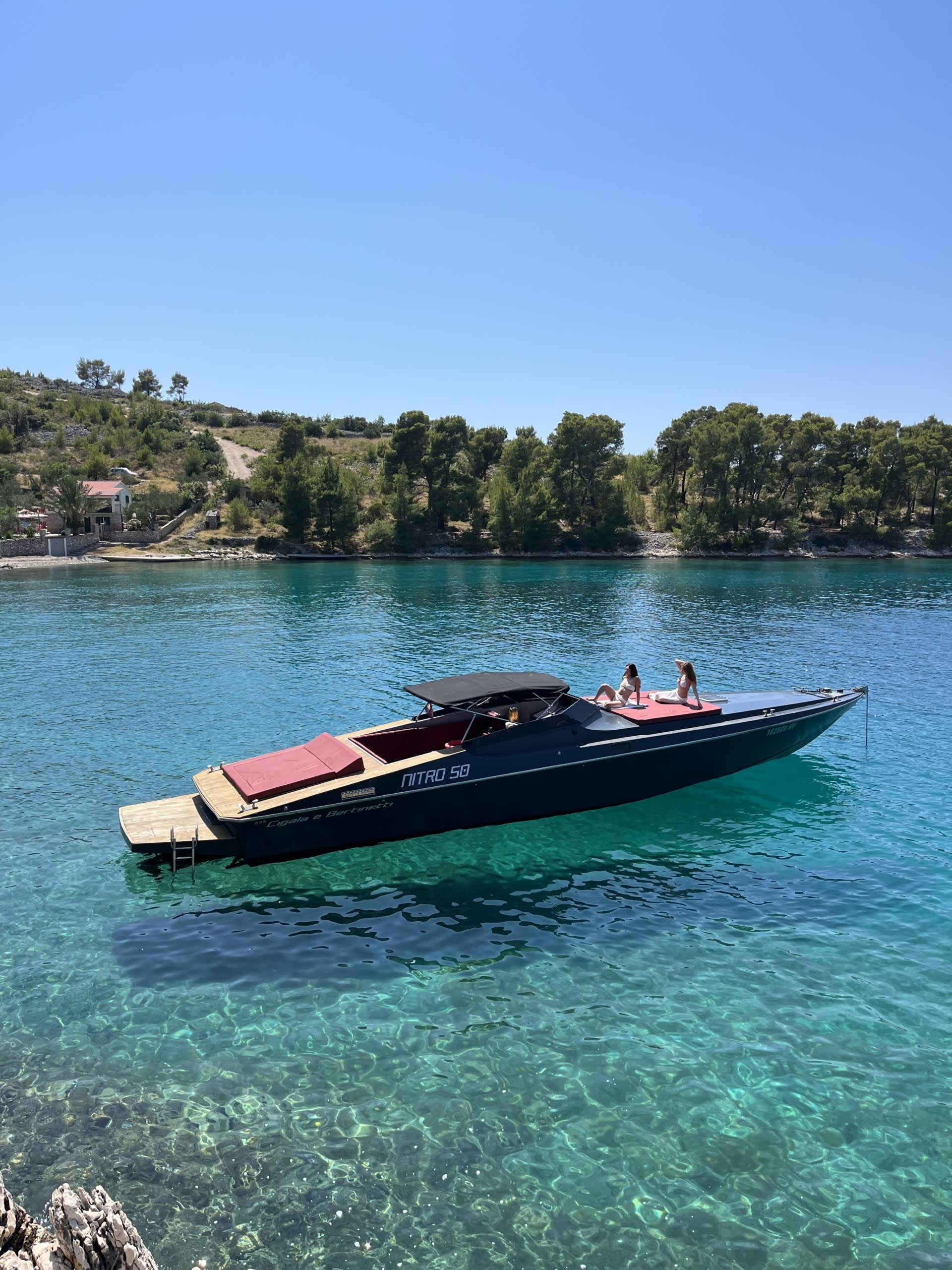 2 ore e 30 minuti per esplorare Hvar in motoscafo.