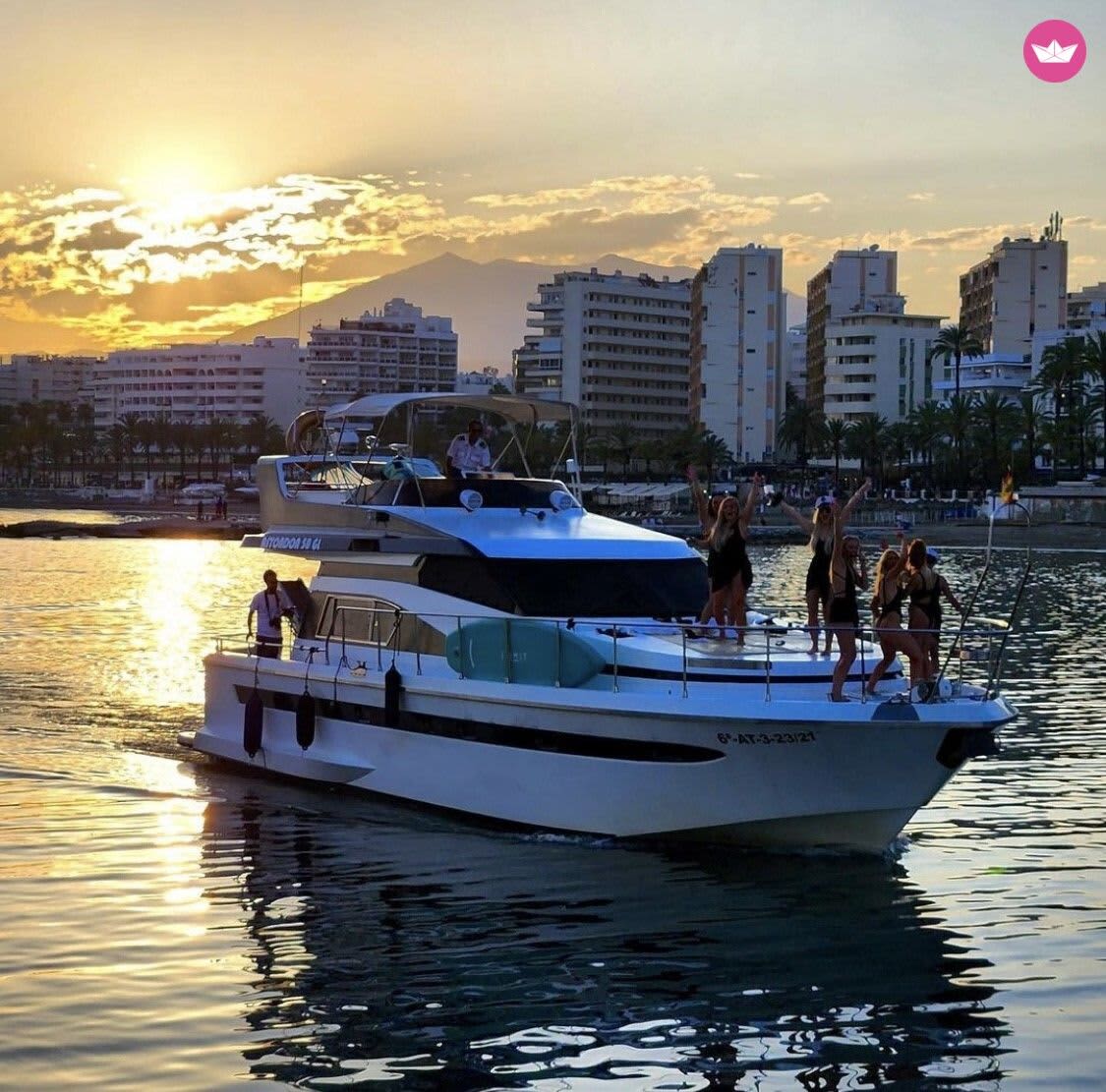 Paseo en Yate al Atardecer desde Marbella – Experiencia Premium con Cava y Aperitivo