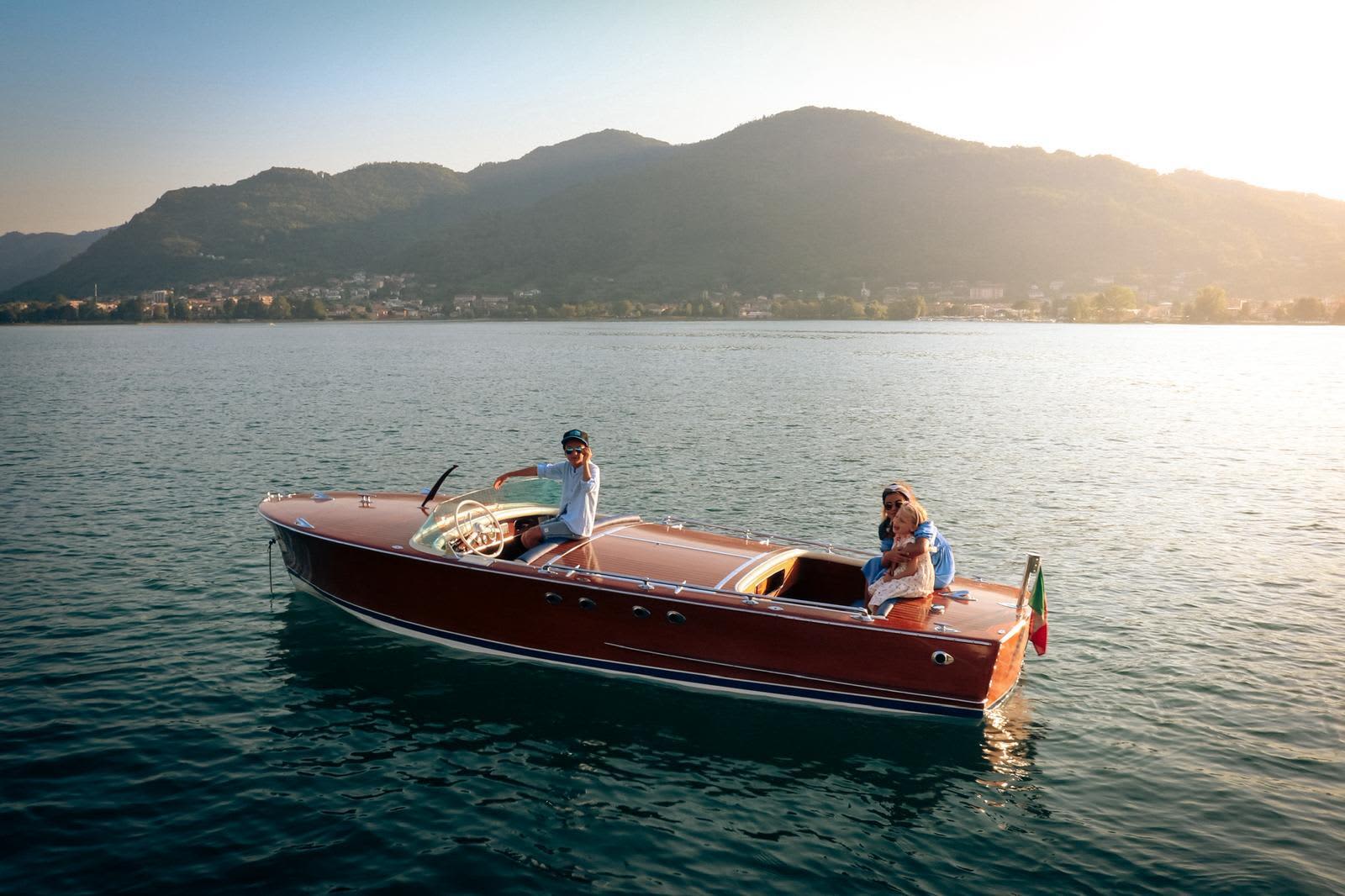 Исследуйте озеро Комо с комфортом и стилем – прокатитесь на частной лодке.