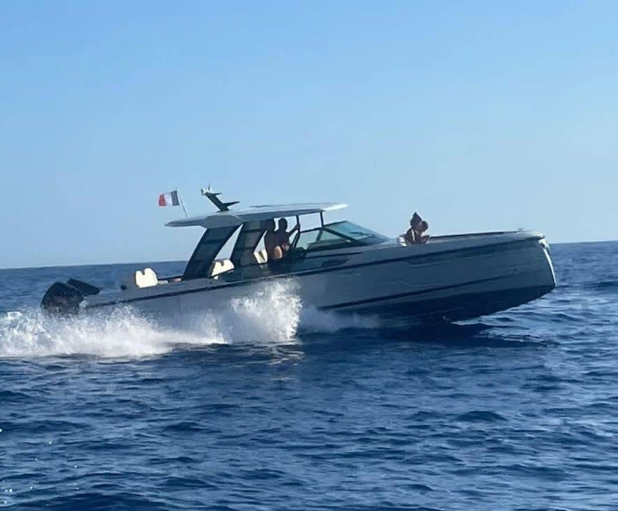 Un día alrededor de Marsella: Disfrute de 9 horas de descubrimiento en una lancha motora.