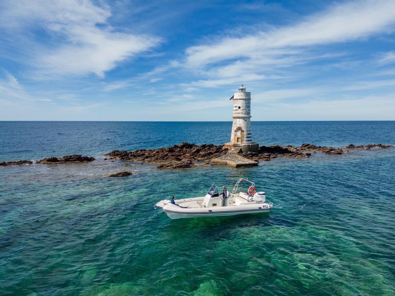 Genießen Sie 8 Stunden auf einem Motorboot in Calasetta