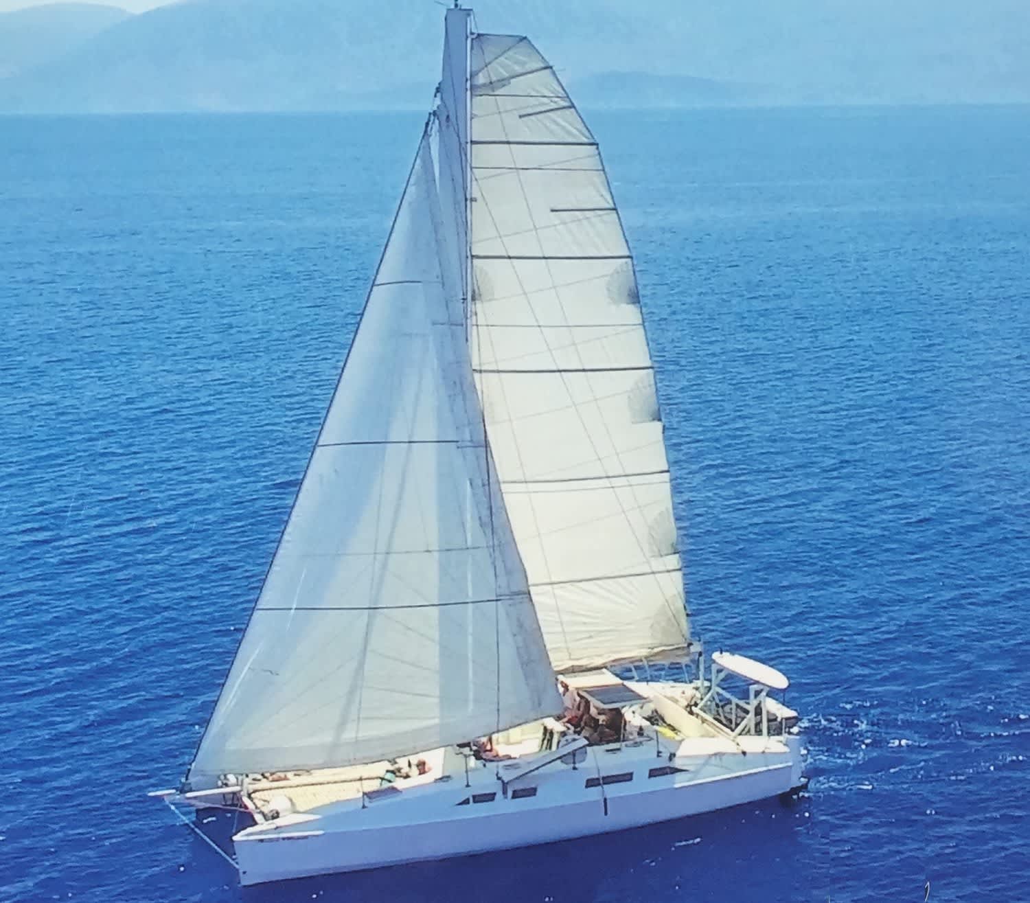 Катамаран – спокойные однодневные/закатные поездки в укромную голубую лагуну.