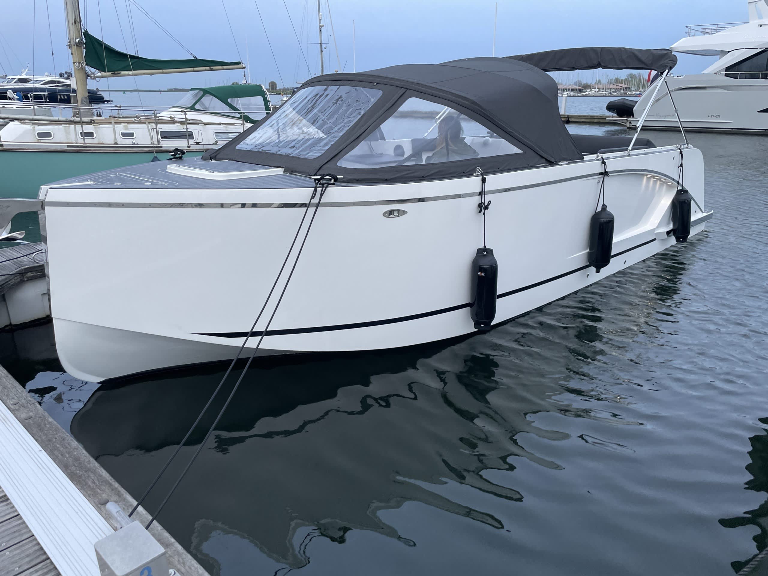 Ontspan in Kortgene: 9 uur zon op een motorboot.