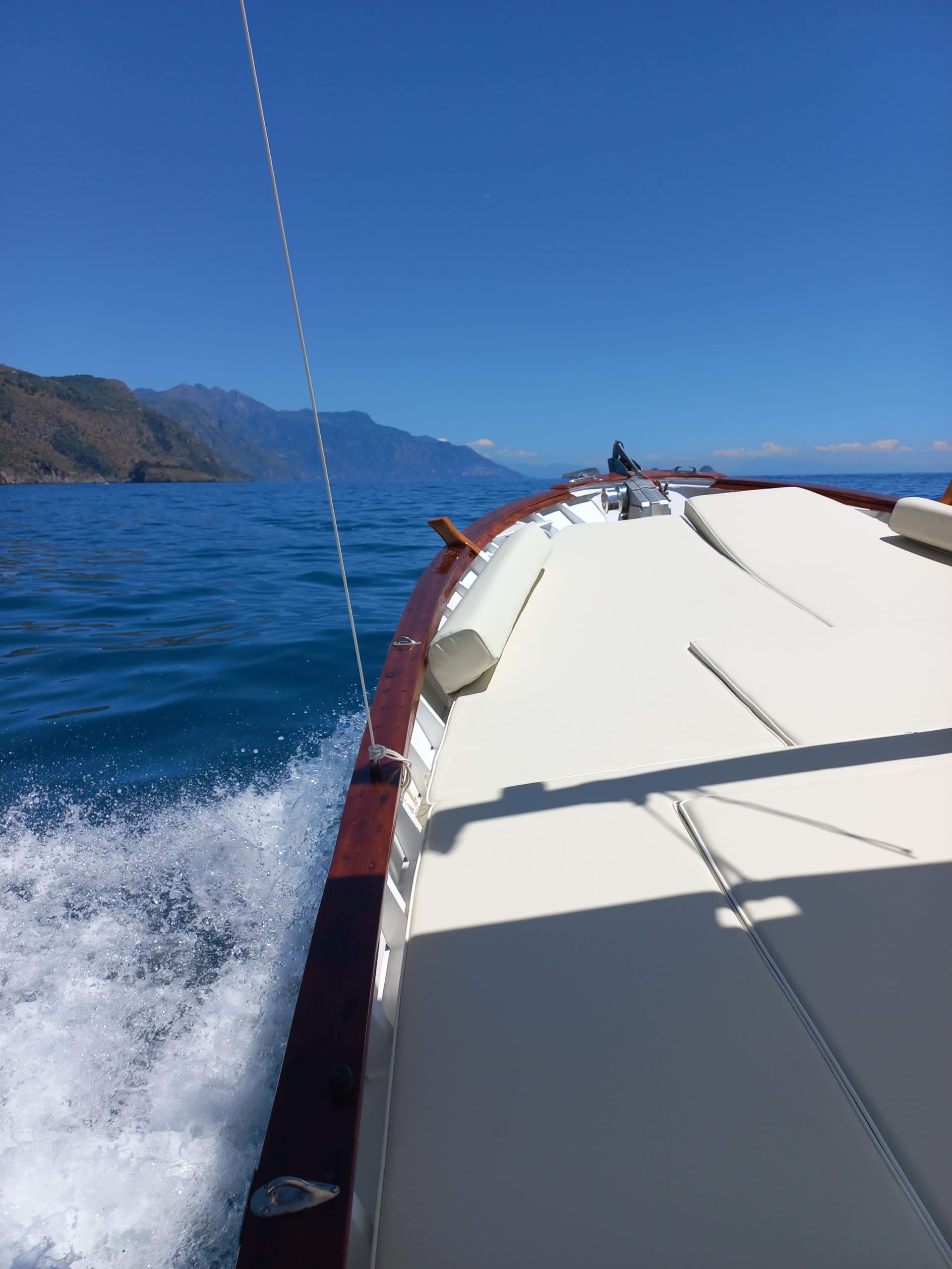 Um dia para descobrir Nerano: puro relaxamento no azul italiano.