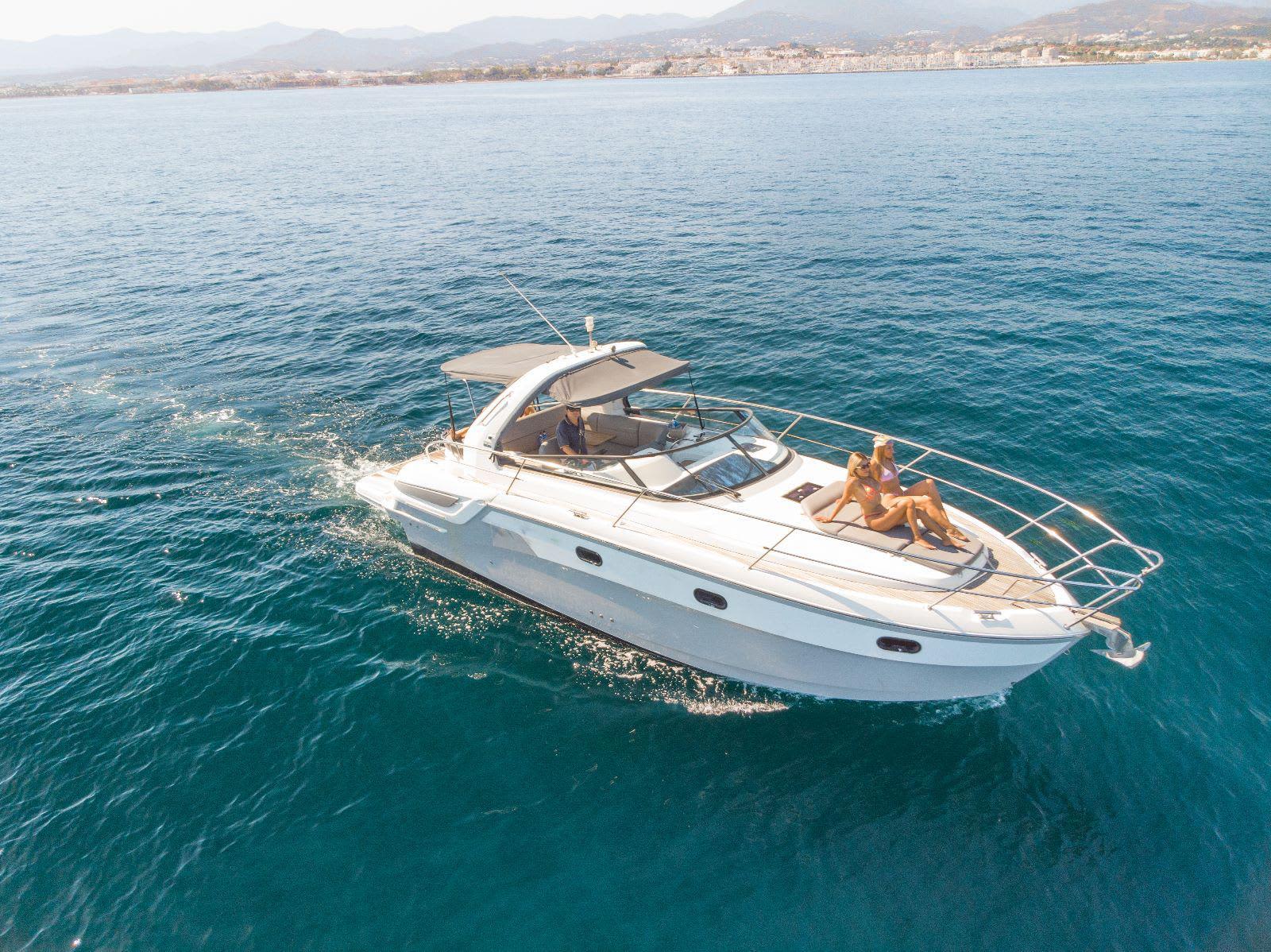 Hyr en motorbåt för 4 timmars nöje