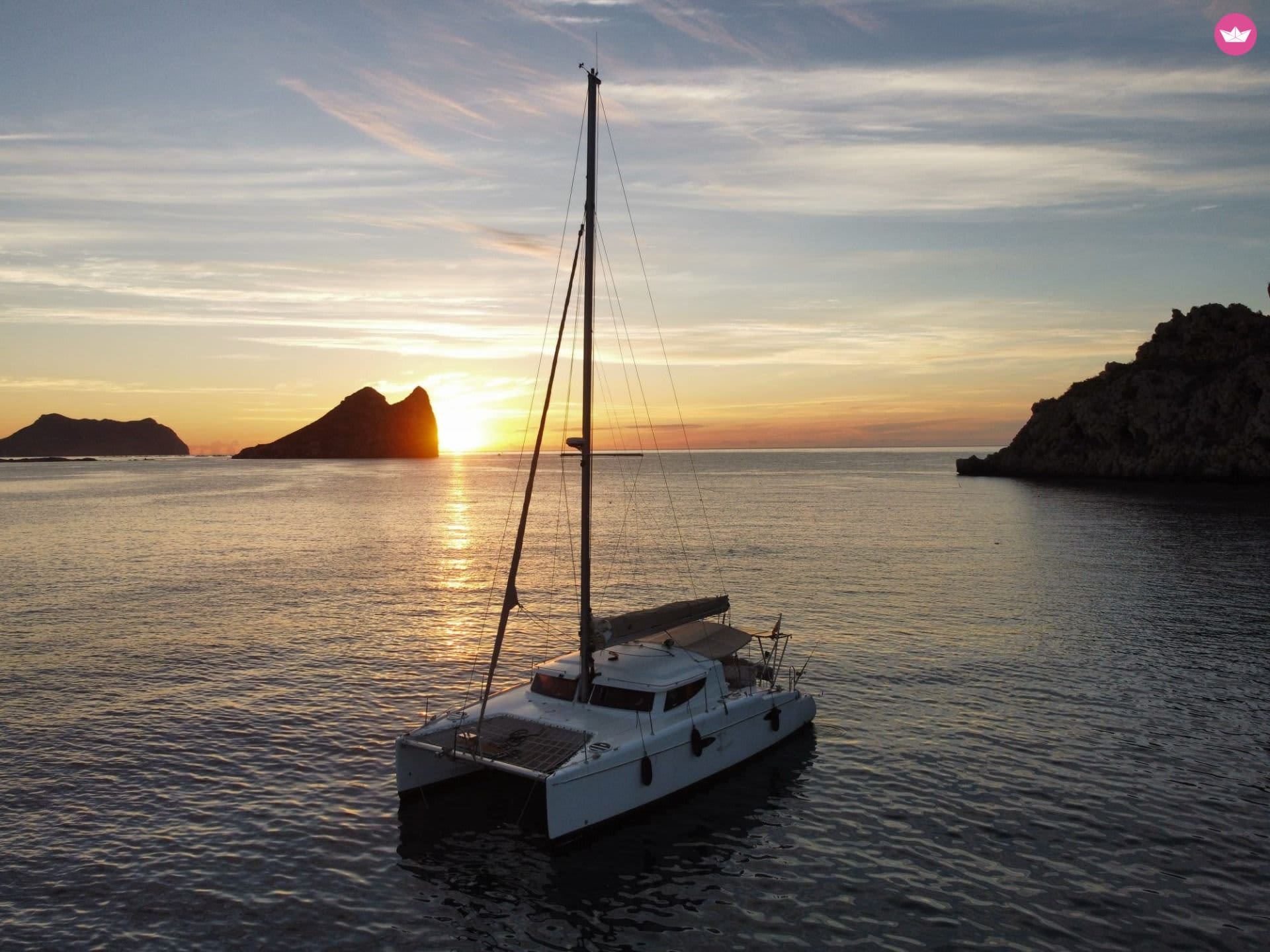 Κρουαζιέρα στο ηλιοβασίλεμα πάνω από τη Ρία Φορμόζα με καταμαράν