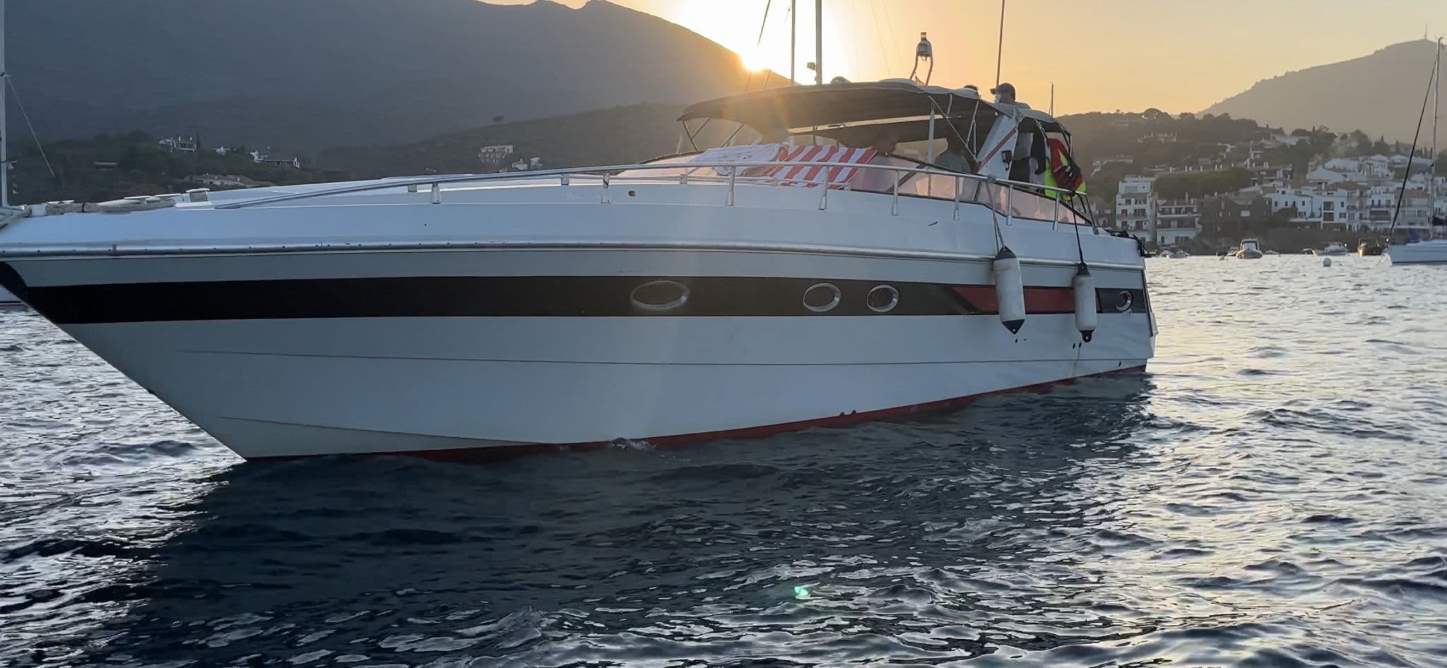 Enjoy the sun on a 8h boat trip in Roses