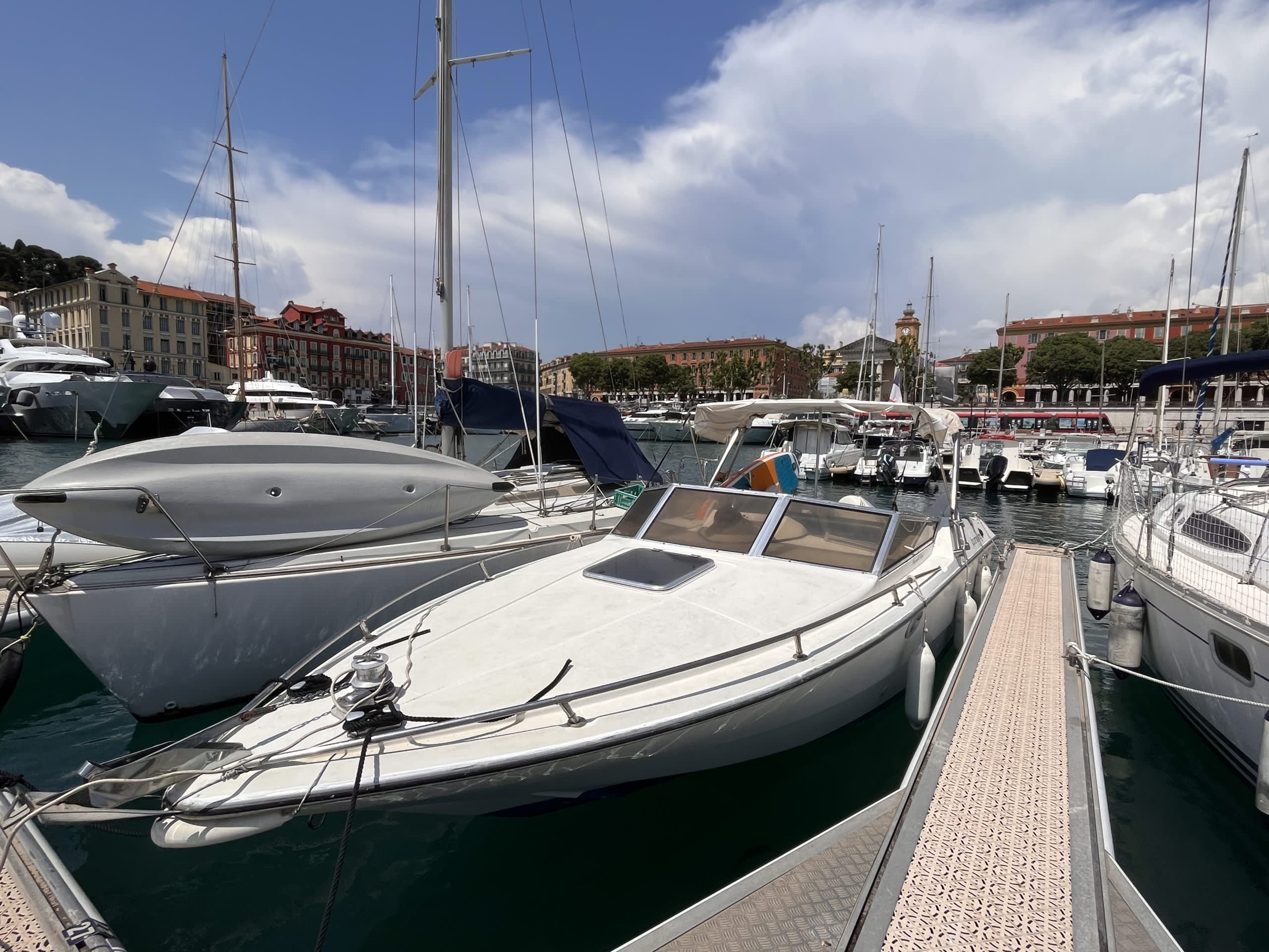 Scopri Nizza con un'escursione in motoscafo di un'intera giornata.