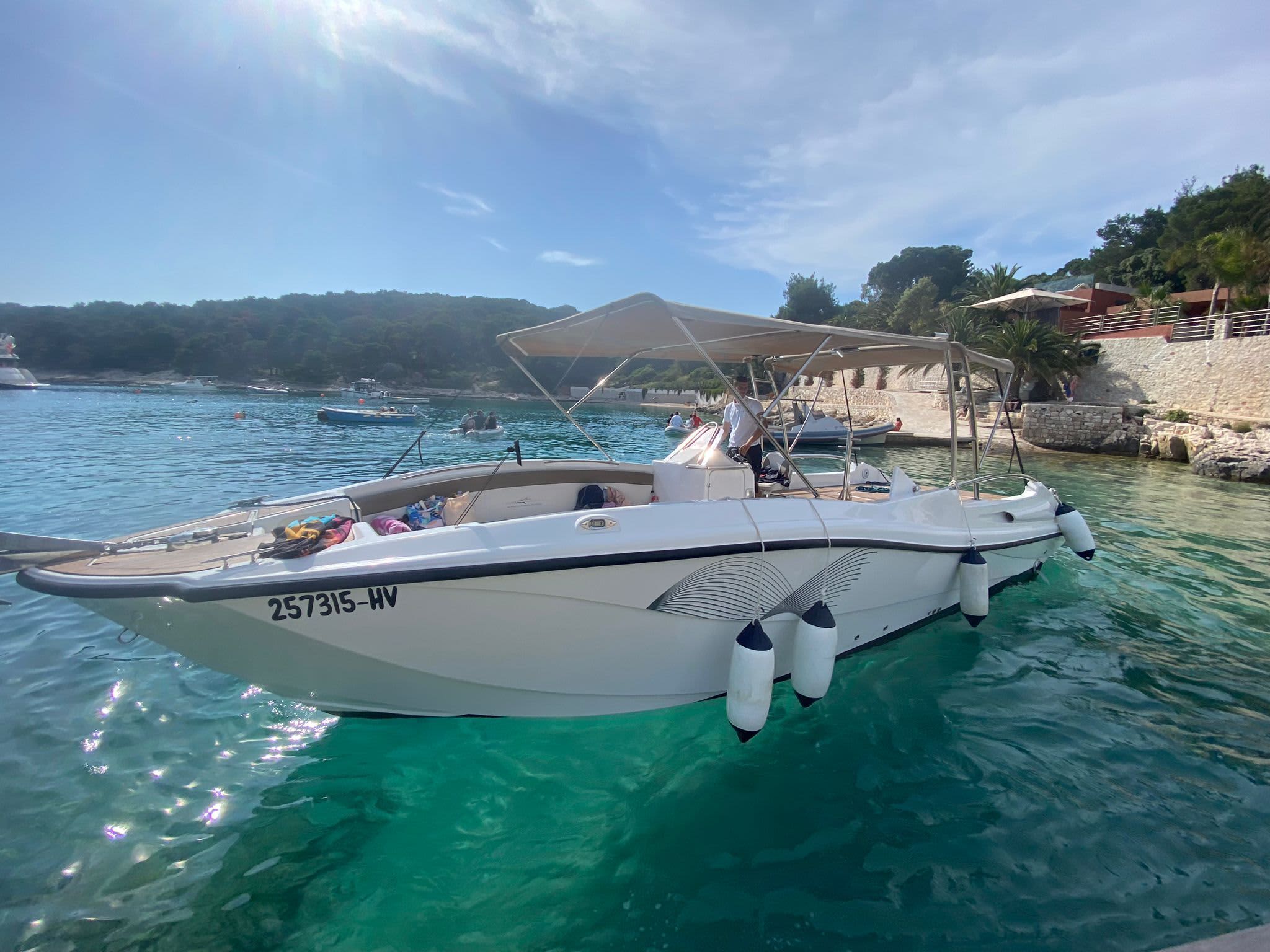 Fuga para a Ilha de Hvar – Aventura de dia inteiro em barco a motor