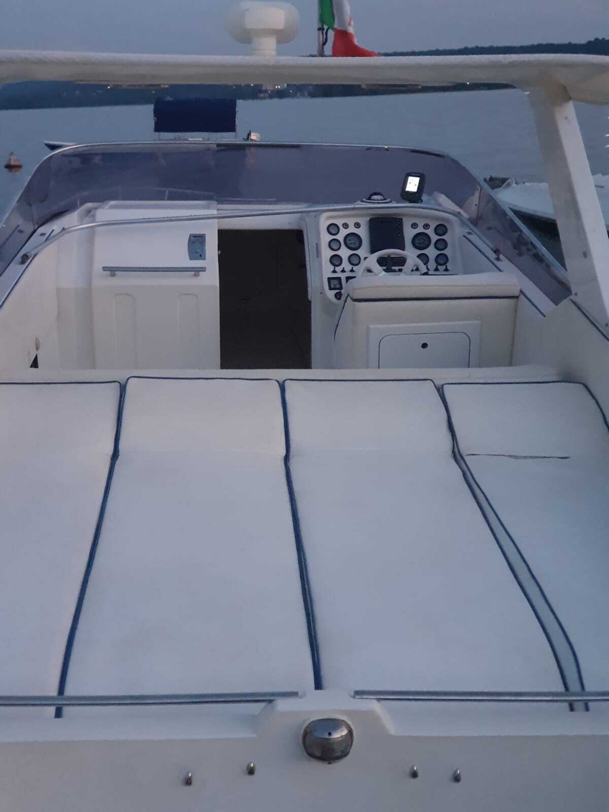 2 Stunden 45 Minuten Zeit, um Angera mit einem Motorboot zu erkunden