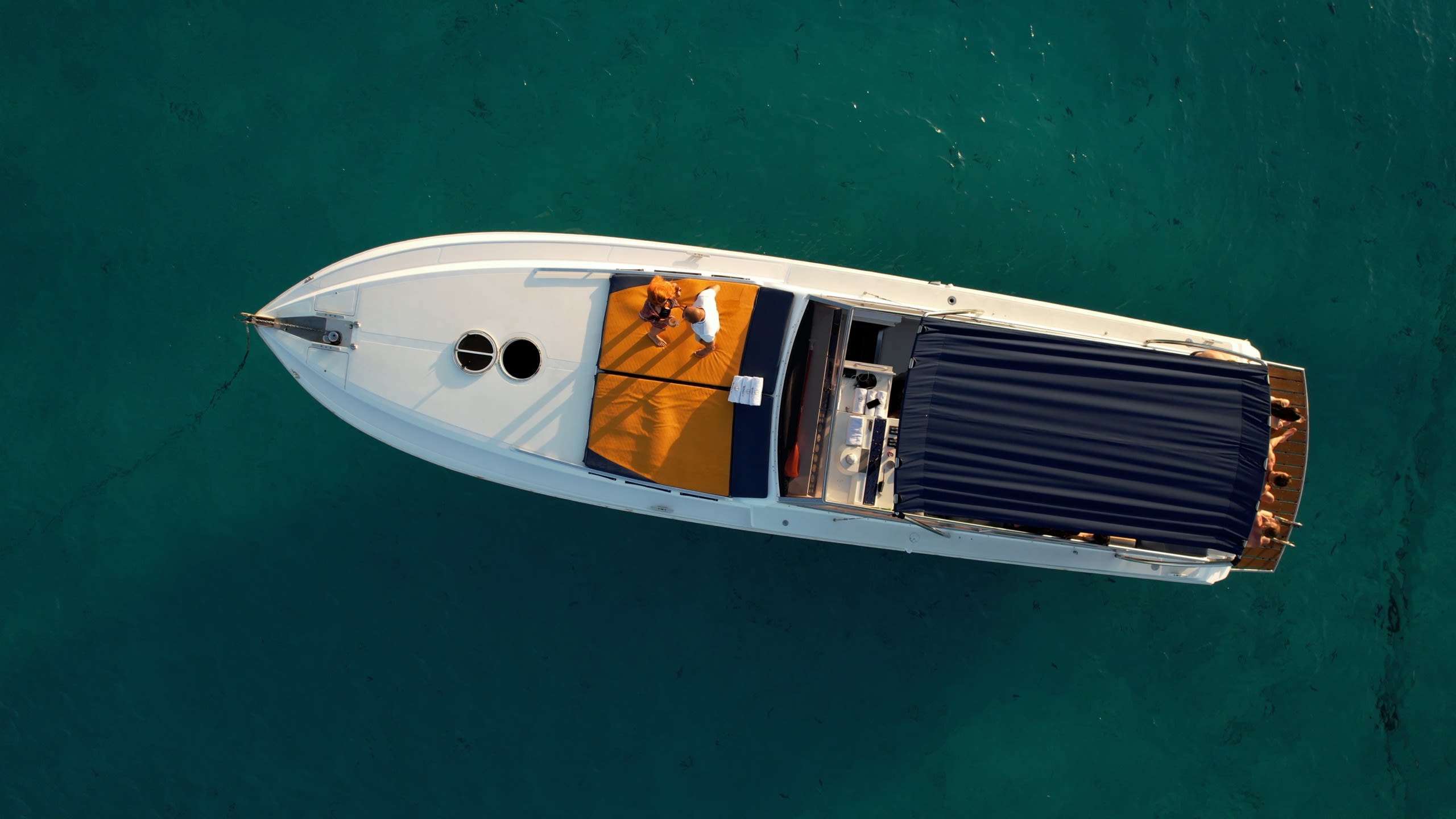 Ibiza vom Boot aus erkunden: Ein ganzer Tag auf dem Wasser an Bord eines Motorboots