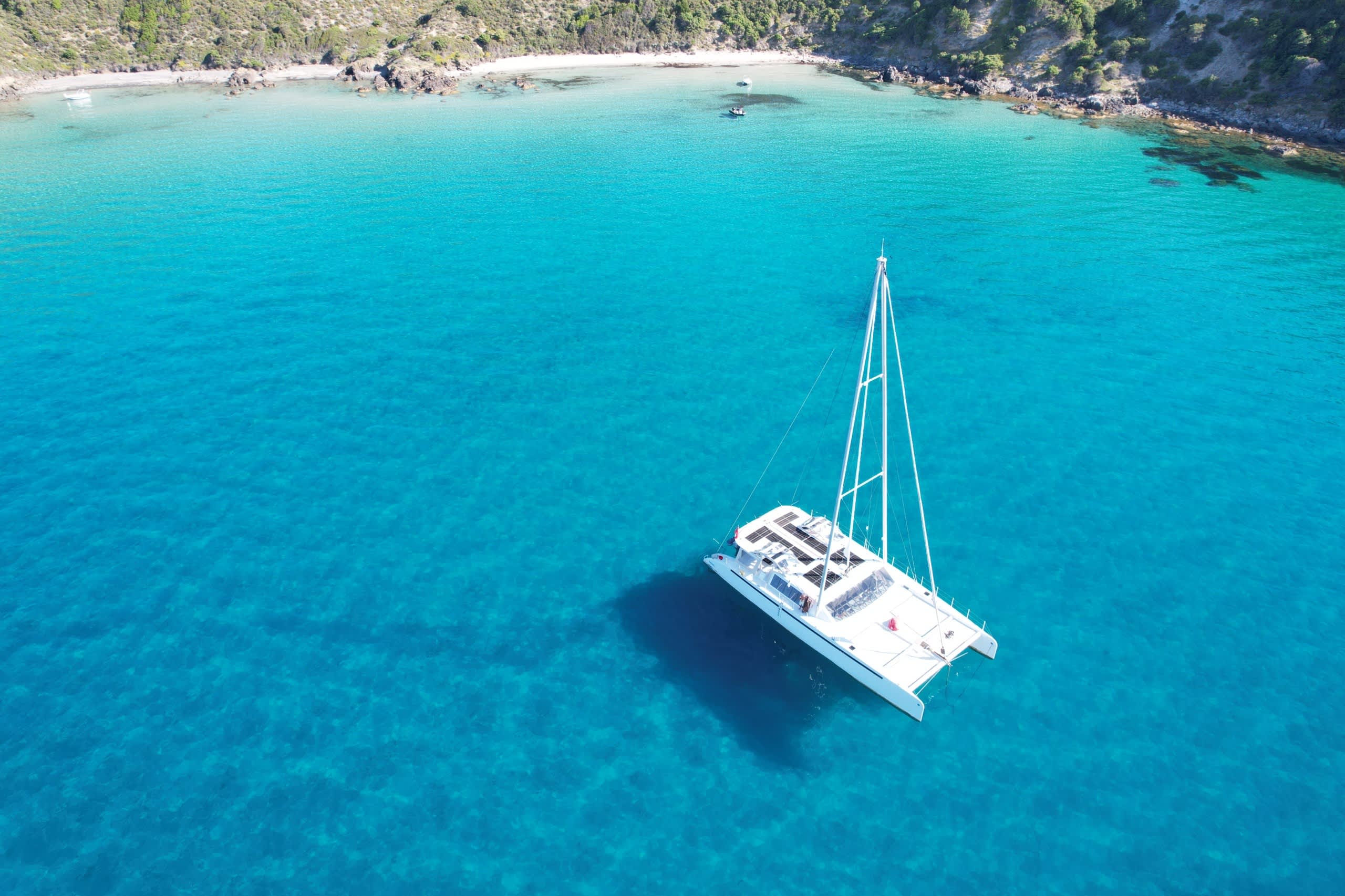 Escursione in barca di un'intera giornata a L'Île-Rousse e alle calette selvagge della Corsica.