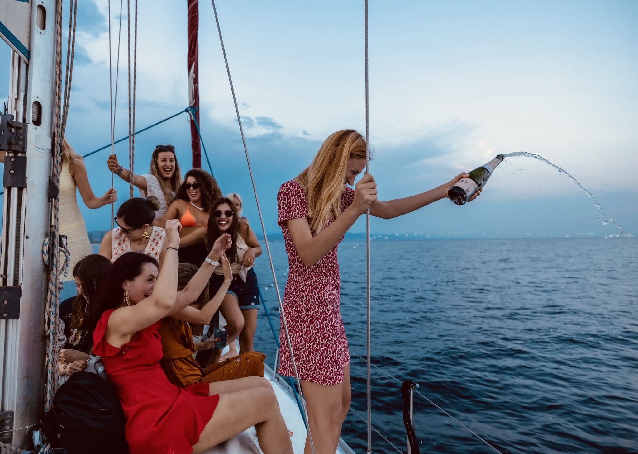 Partyboot in Barcelona: 3 uur muziek, zee en plezier