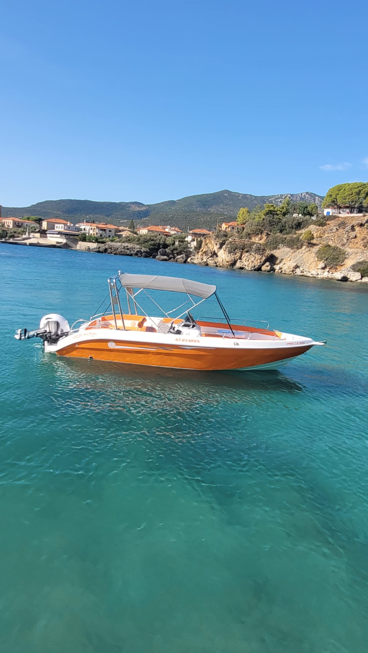 Découvrez Kardamyli lors d'une excursion d'une journée en bateau à moteur.