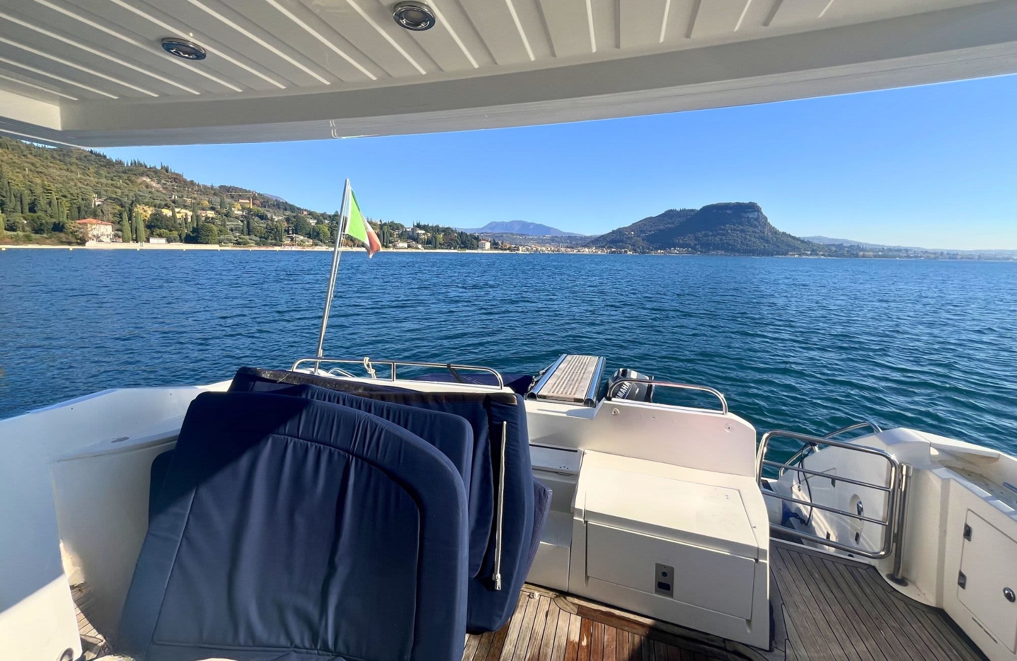 Excursion privée en yacht sur le lac de Garde avec skipper et déjeuner inclus.