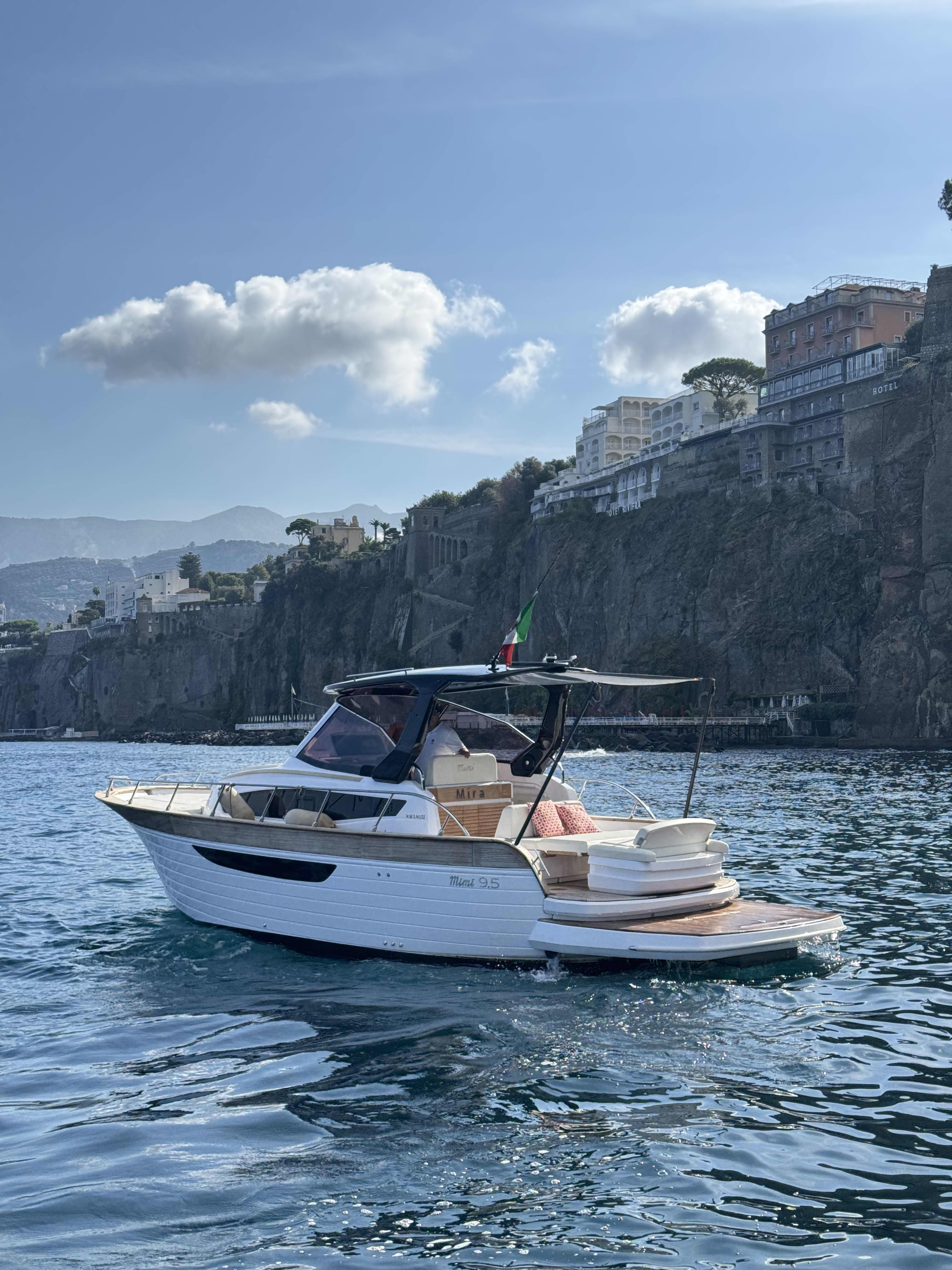 Capri Elegance: Privat dagstur med lyxyacht från Sorrento