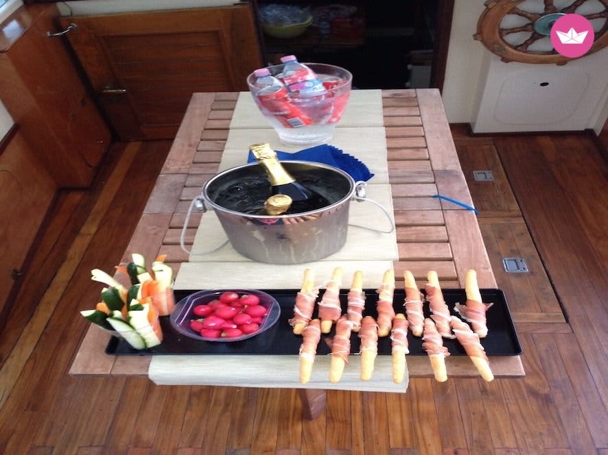 Aperitivo sulle onde: un assaggio del Lago di Garda in caicco