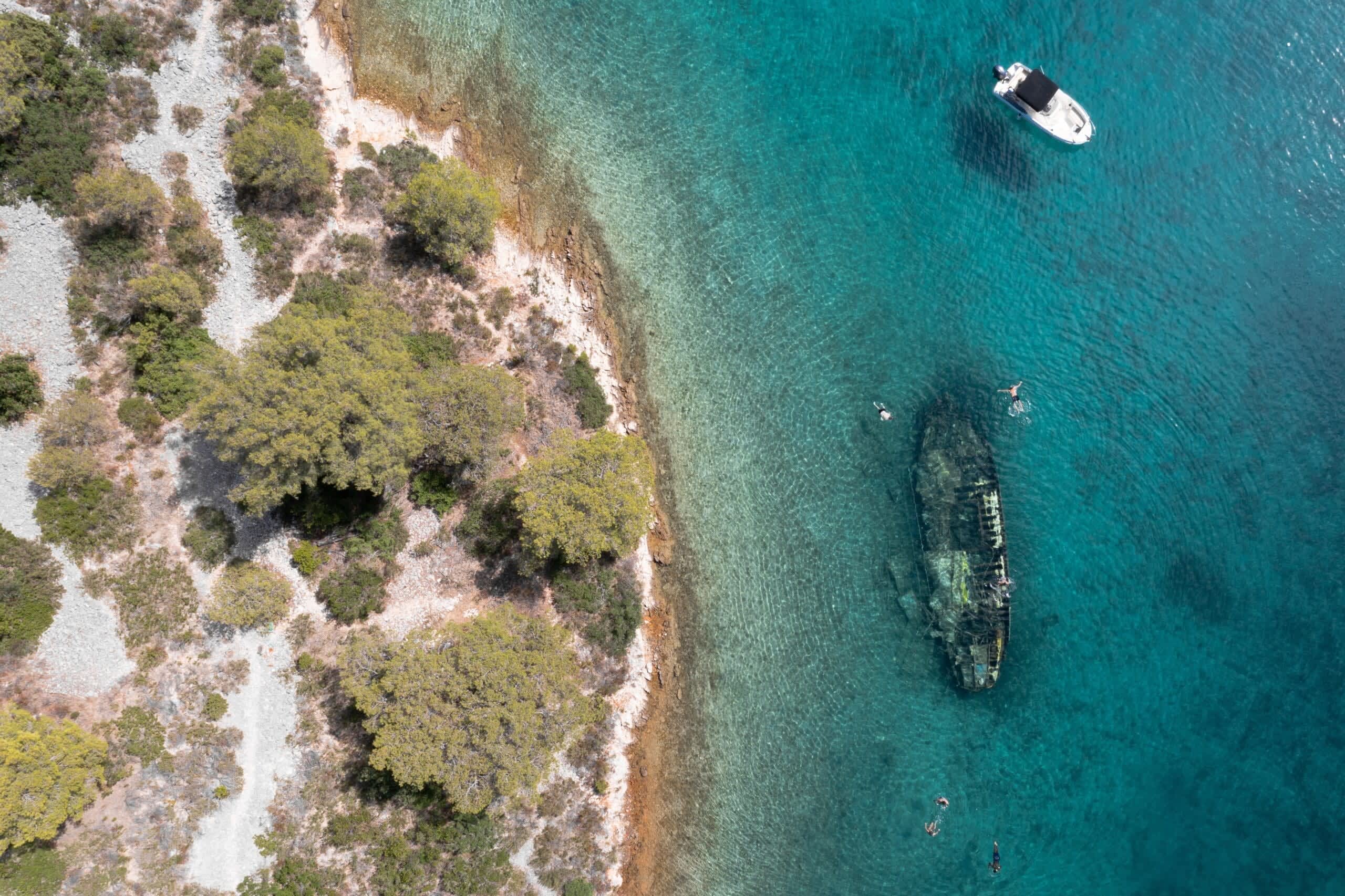 Sumérgete en el esplendor de las islas Hvar y Pakleni: tu escapada definitiva en lancha rápida