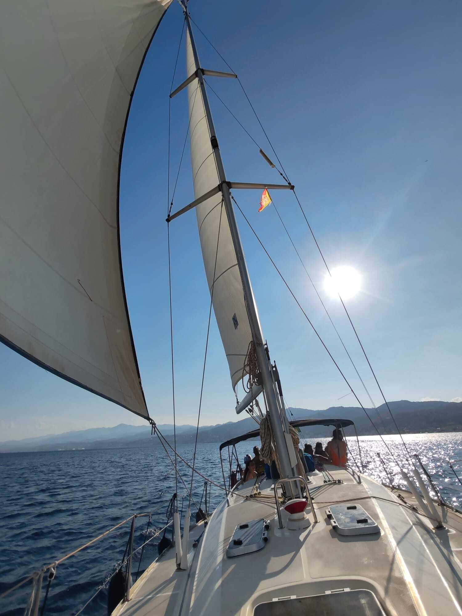 Explorez Messine et profitez d'une journée complète de navigation à voile.