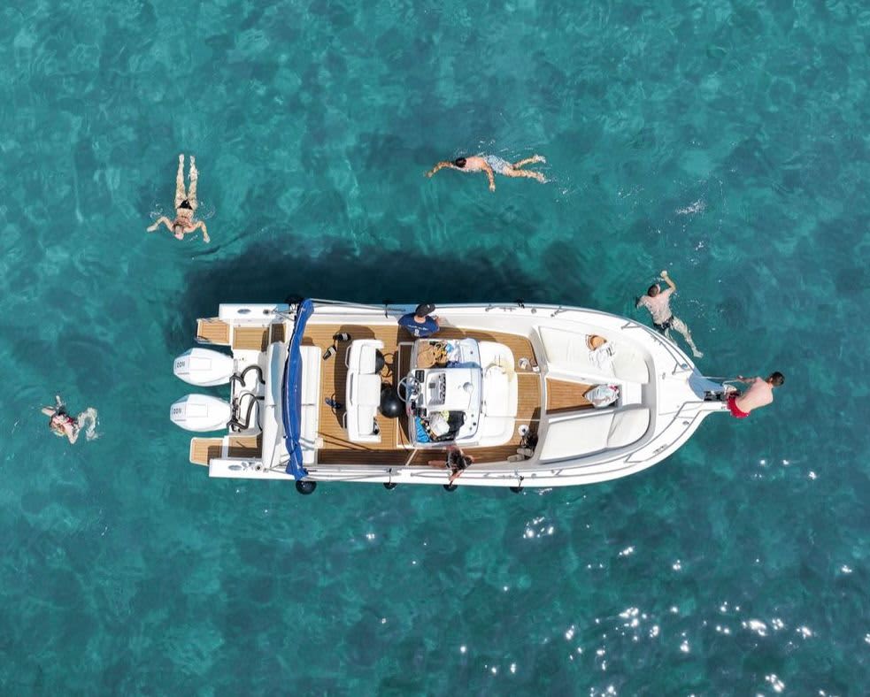 Tour privato in barca di mezza giornata: 3 isole da visitare con snorkeling