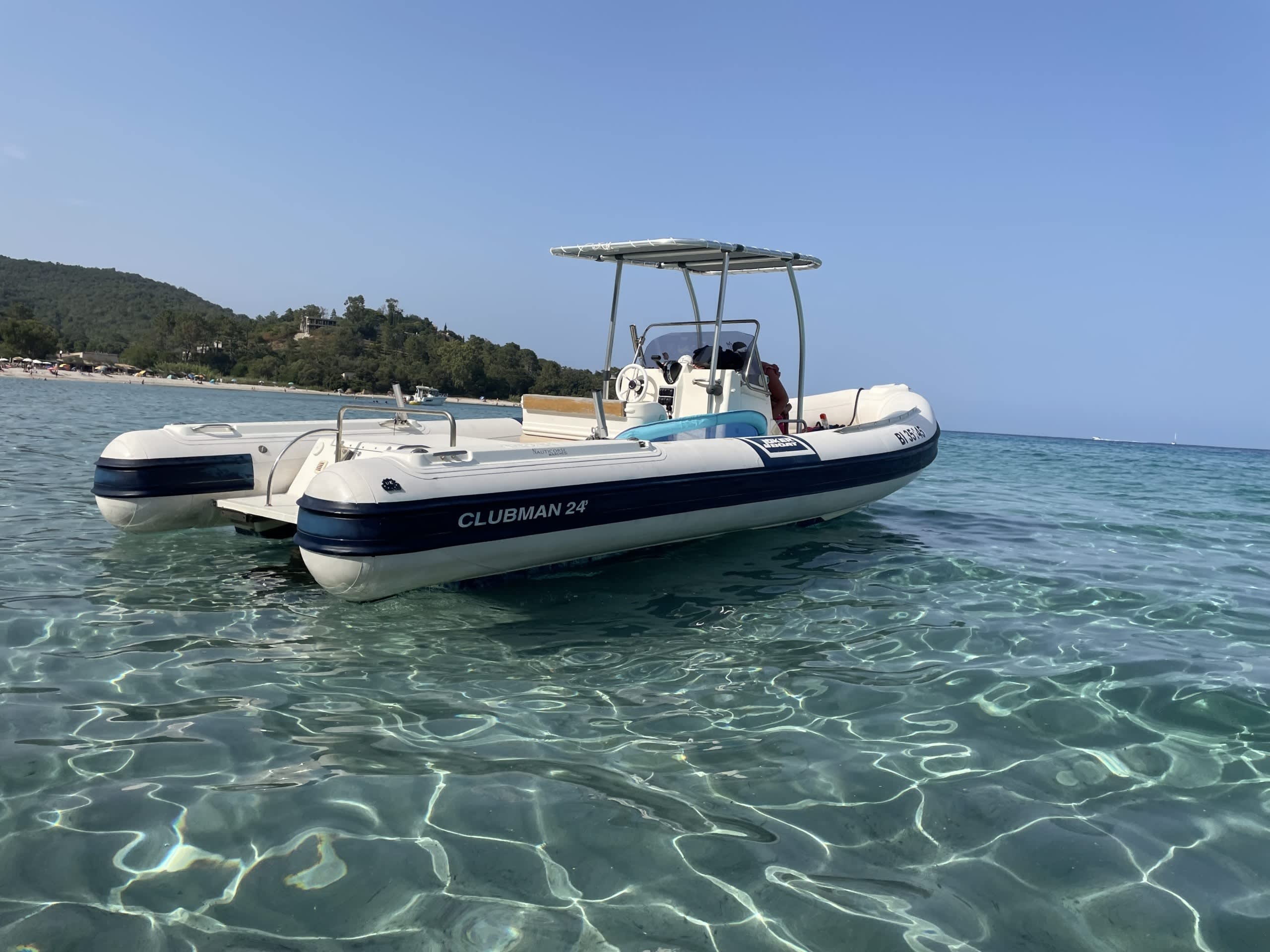 Faites sensation à bord de Favone : votre bateau à moteur privé pour une journée de pur bonheur