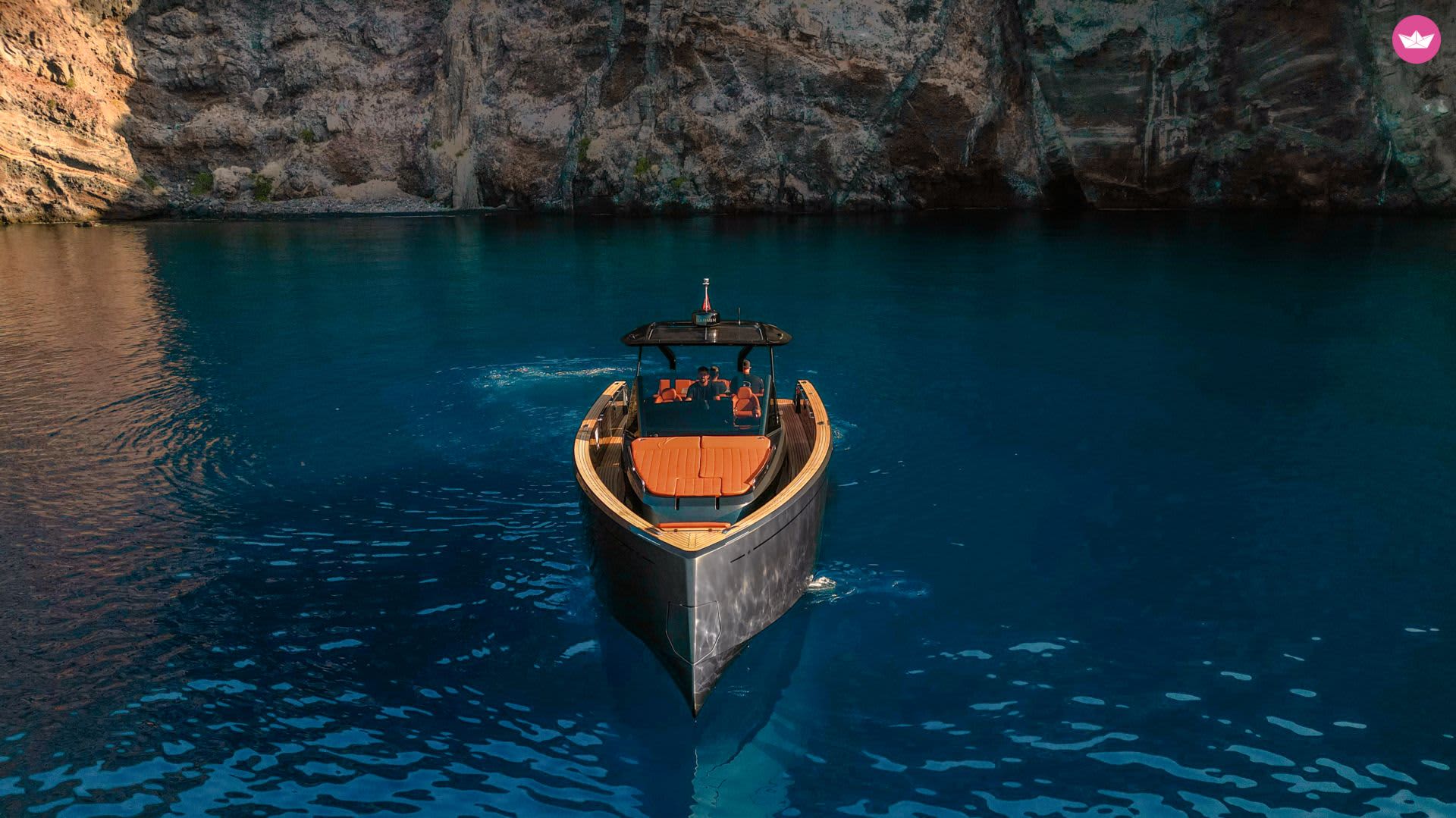 Explore todos os ângulos de Santorini – Passeio de iate excepcional com paradas para mergulho