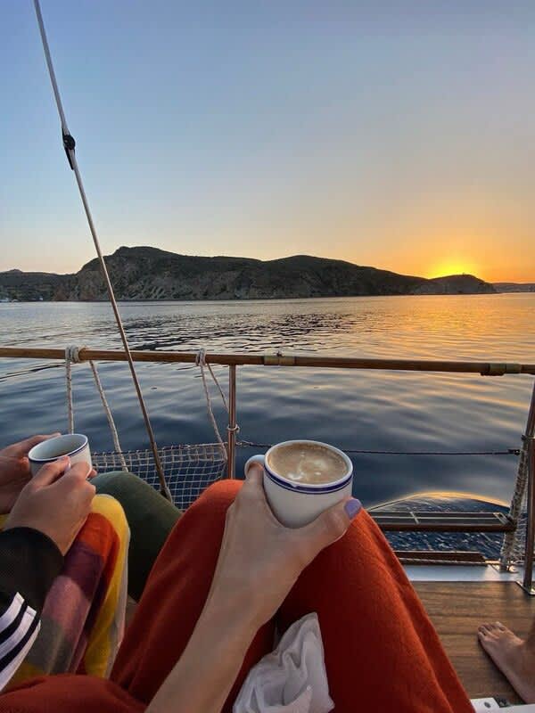 Soluppgångssegling och lugn tur – Milos vid morgonljus