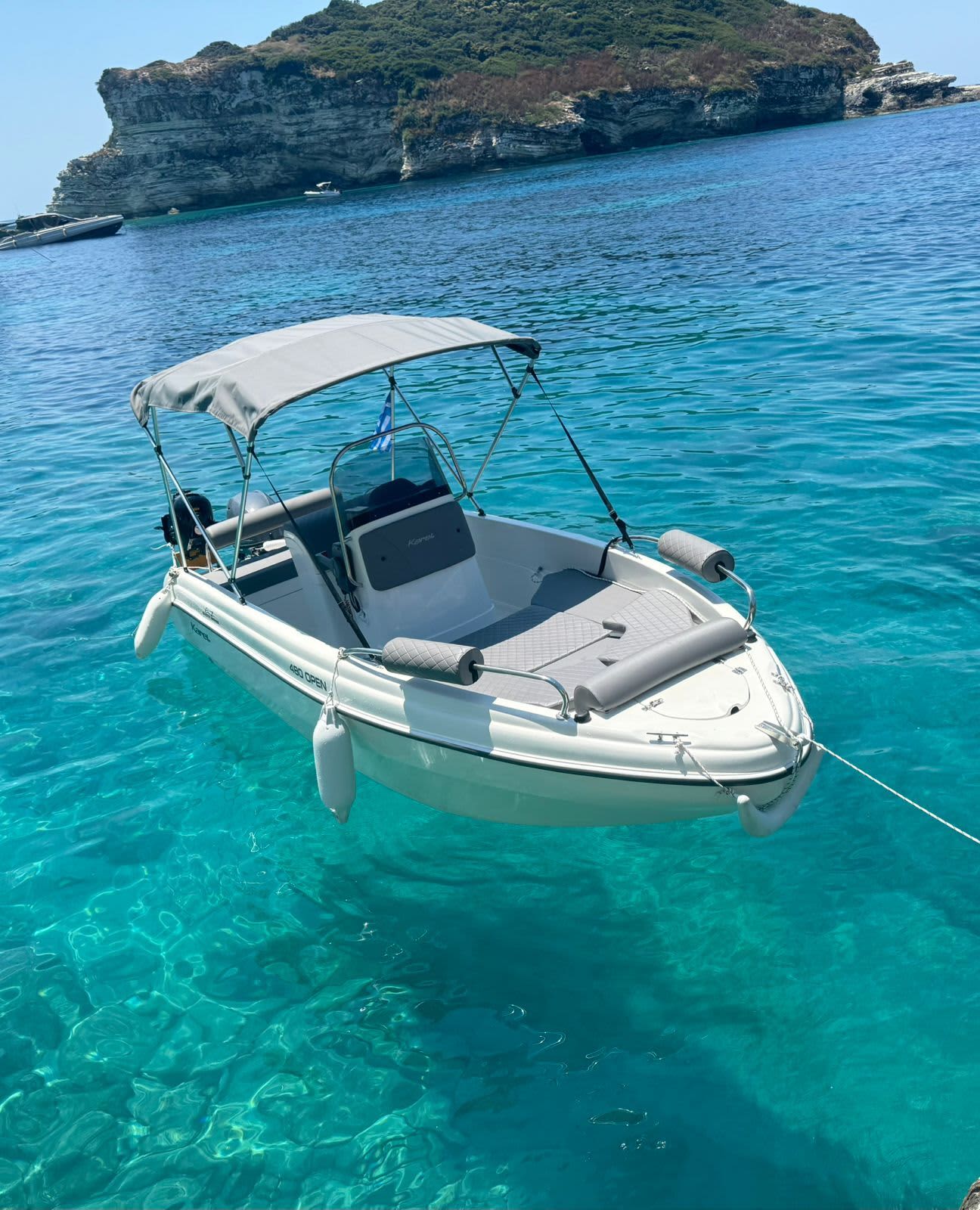 Ihr Tag in Gaios: Mieten Sie ein Motorboot für 9 Stunden Entdeckungstour