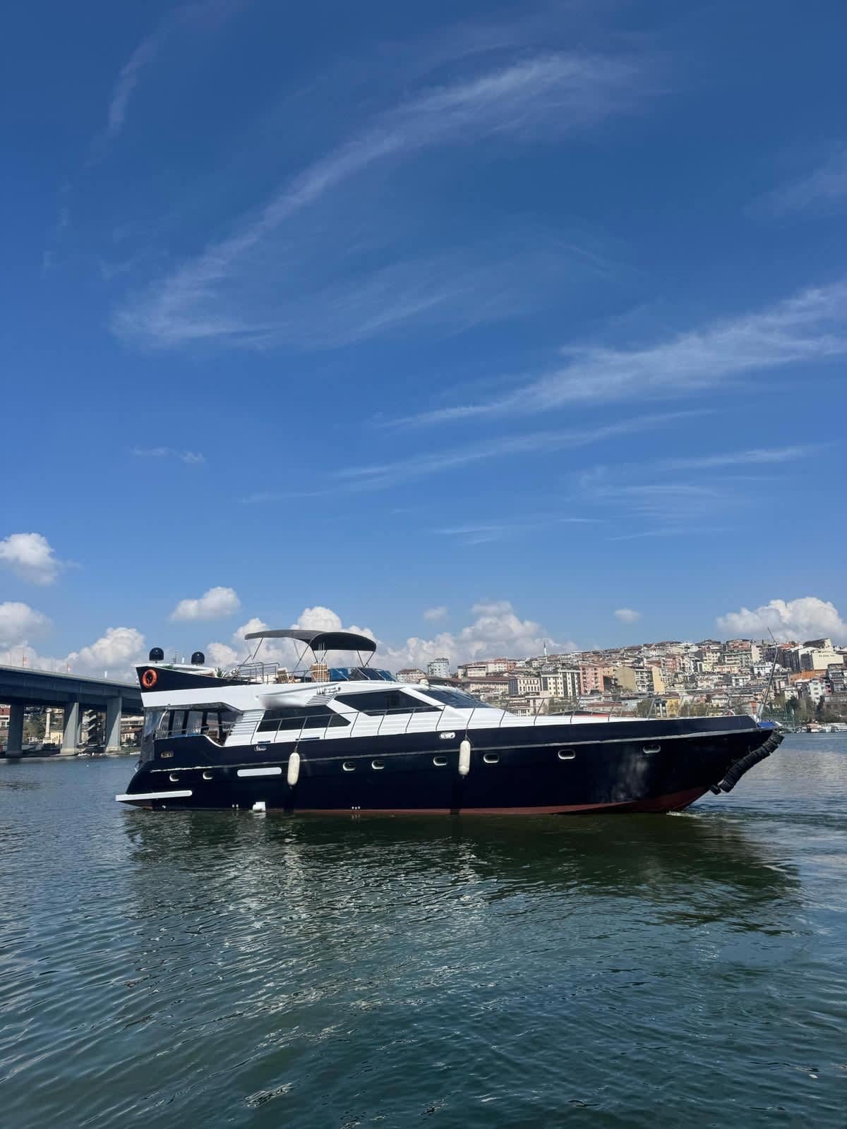 Tour di 4 ore sul Bosforo su un grande yacht