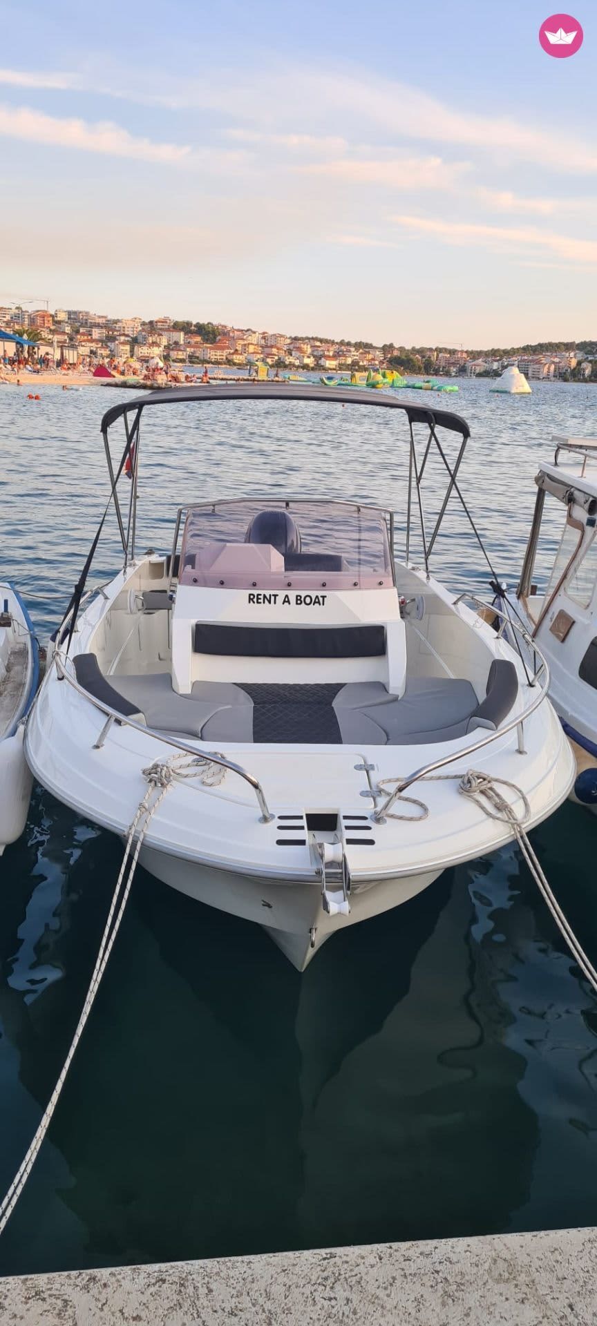 Su lancha motora privada para un día alrededor de Okrug Gornji.