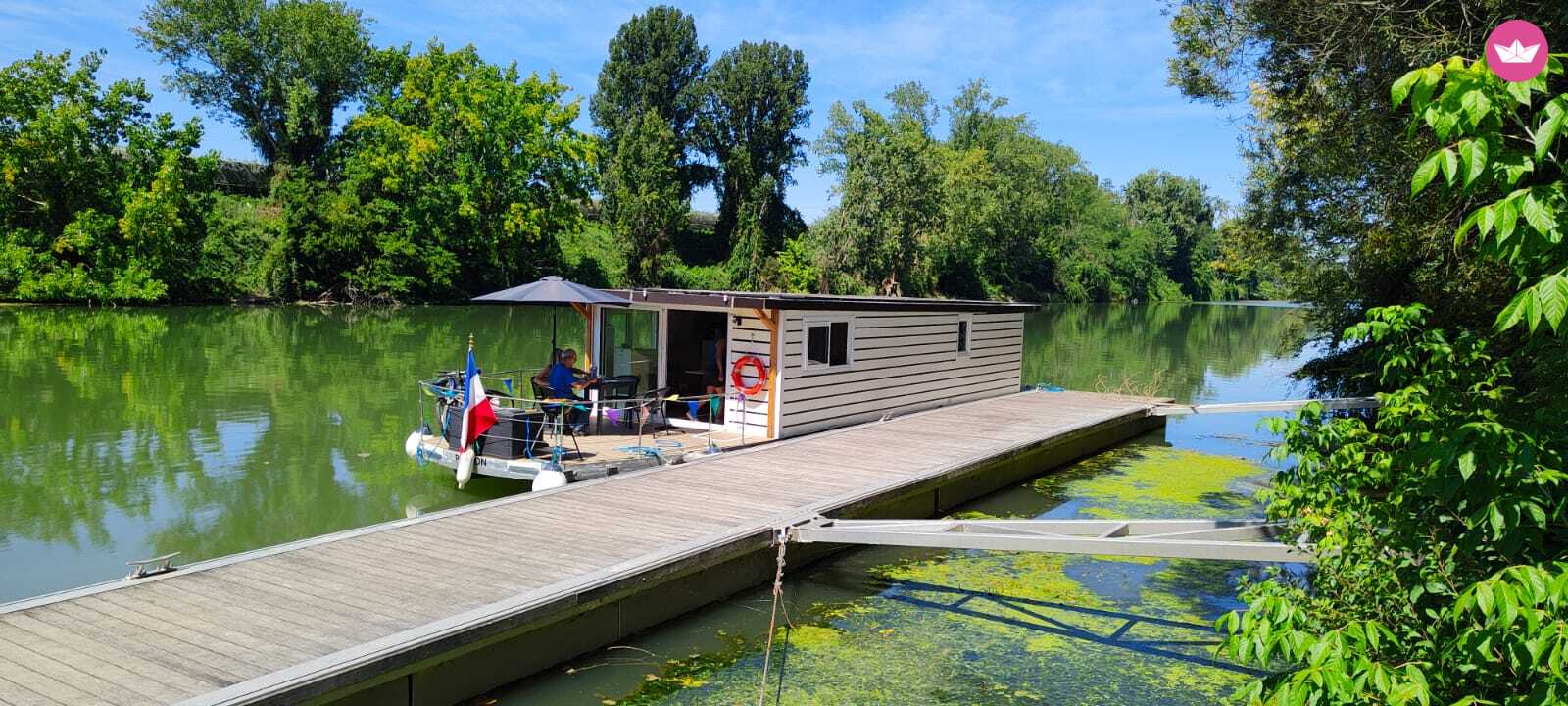 Eco-friendly day cruise – Solar-powered boat