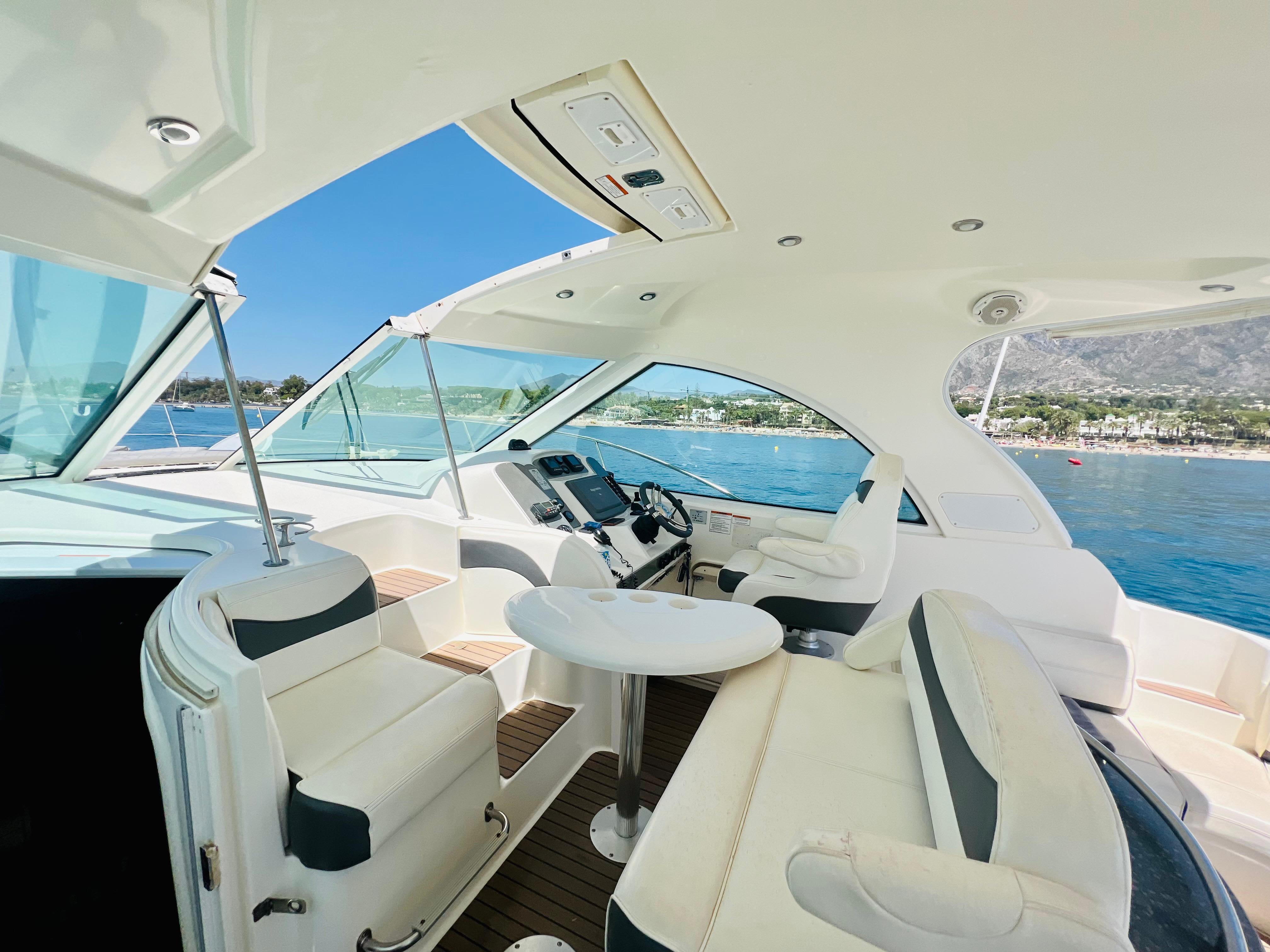 Una gita in barca di 2 ore da Puerto Banús: il tuo rifugio costiero perfetto