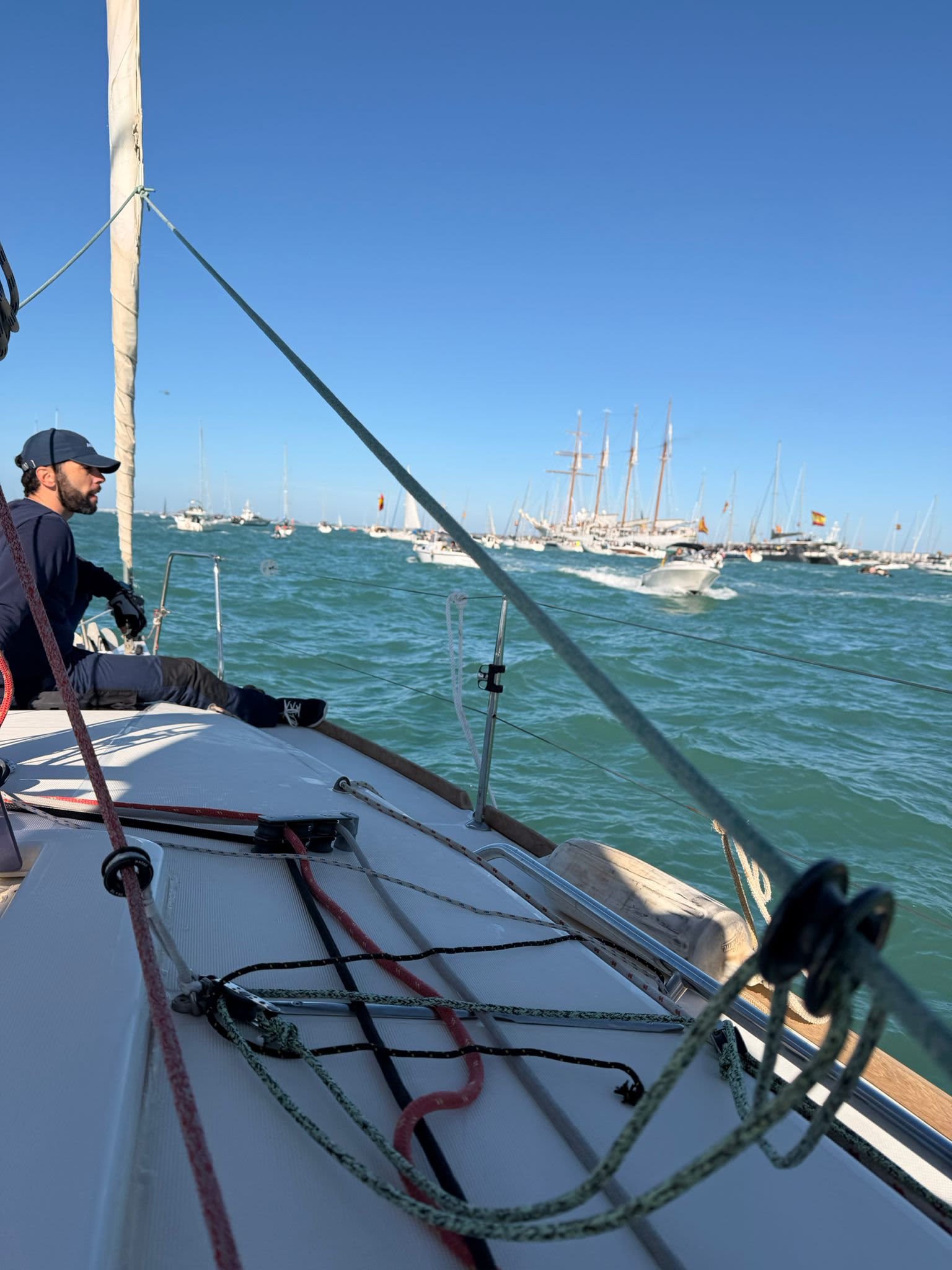 Ολοήμερη Ιστιοπλοΐα με Σκάφος – Εξερευνήστε το Κάντιθ με την ησυχία σας