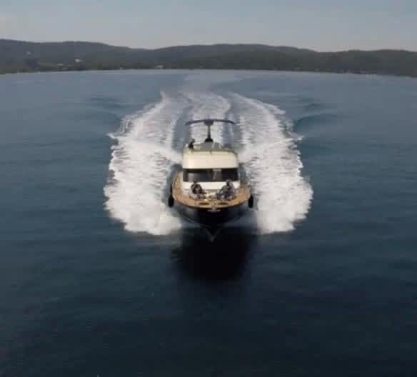 Эксклюзивный день на яхте вокруг островов Йер или побережья Вара.