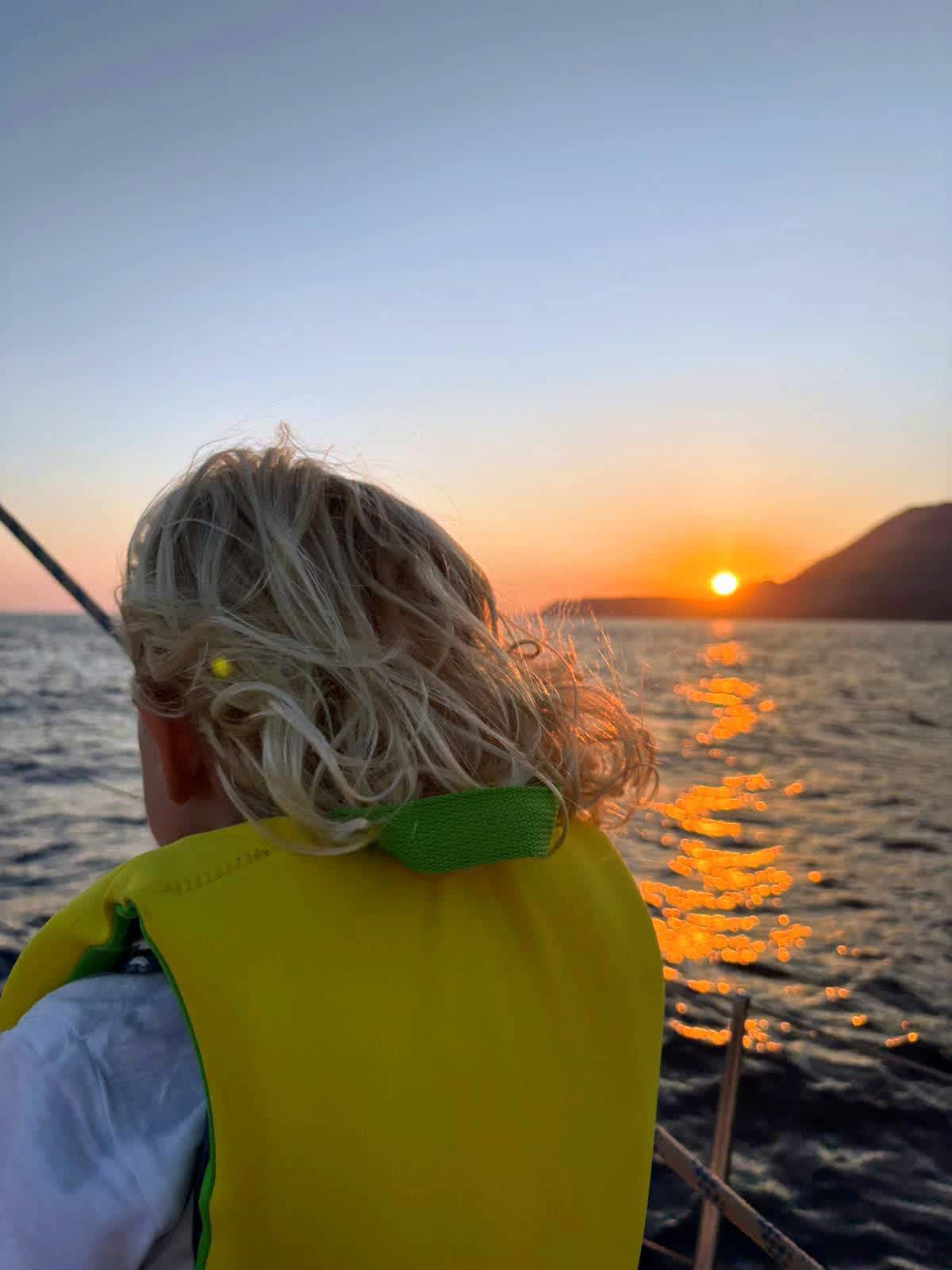 Crociere al tramonto: luna piena, baie nascoste e viste costiere