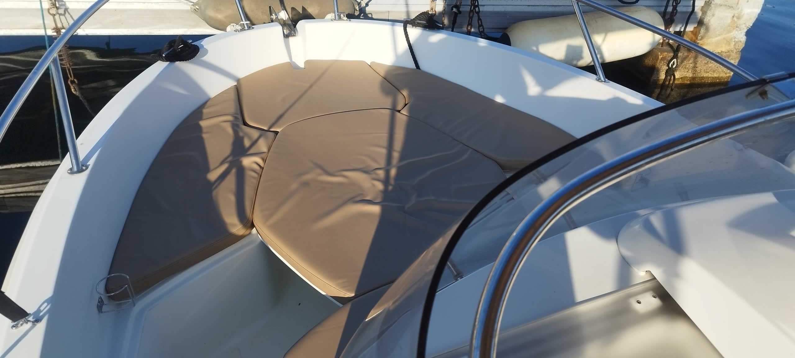 Genießen Sie 8 Stunden auf einem Motorboot, um Sainte-Maxime zu erkunden.