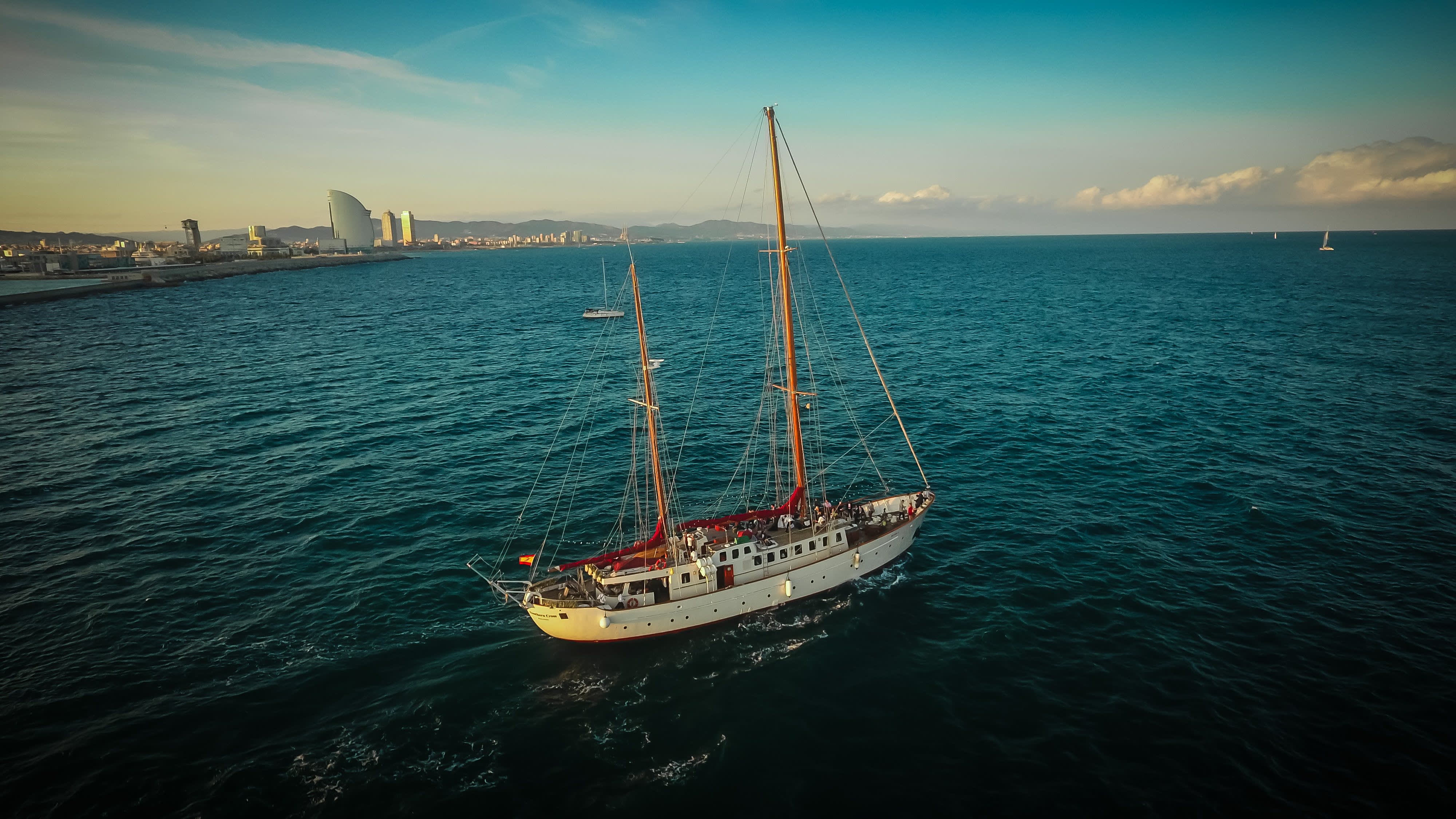 3 ORE DI LUSSO A BORDO DI UNA BARCA A VELA CLASSICA