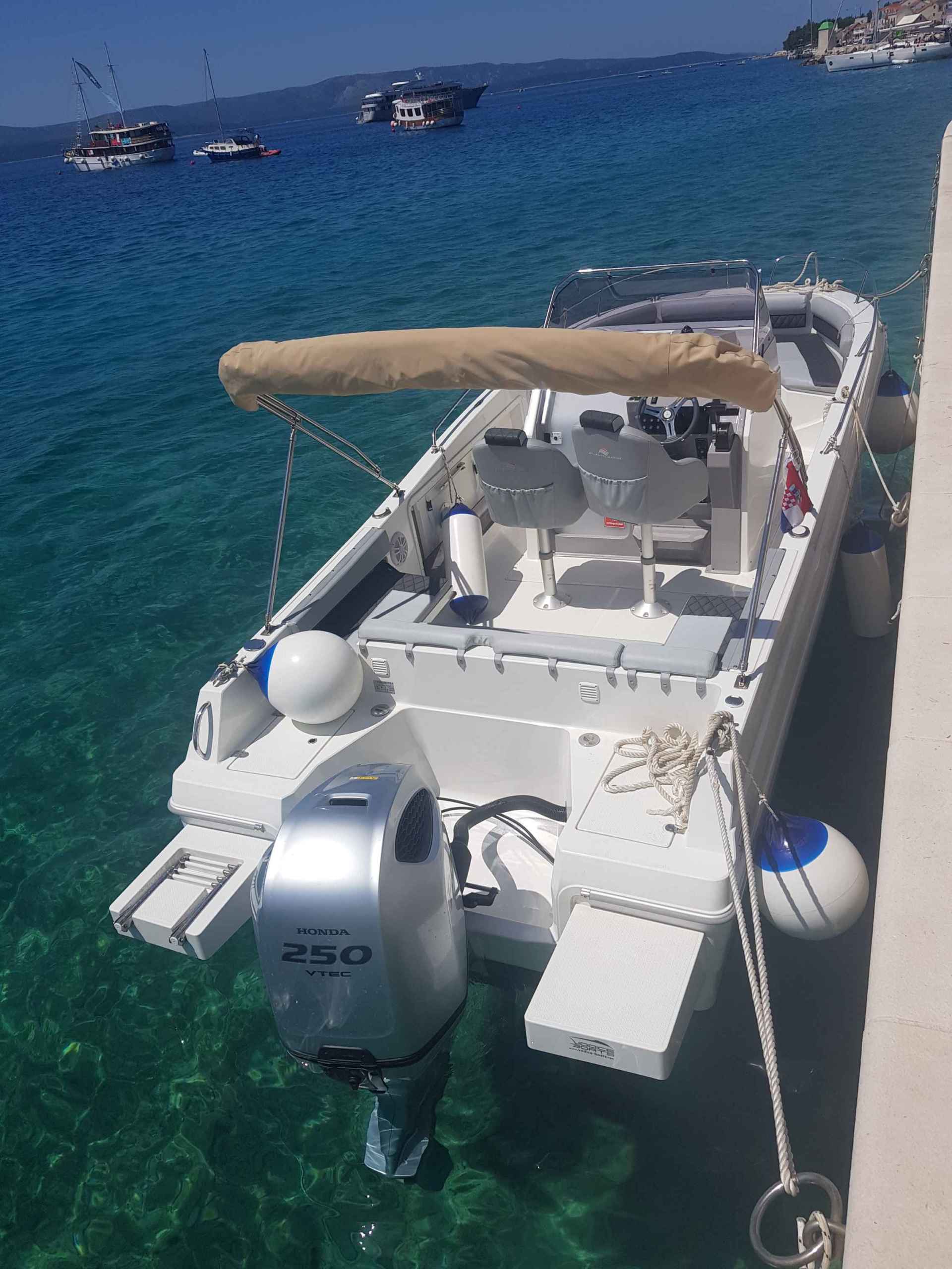 Enjoy 9h on a motorboat to explore Brela