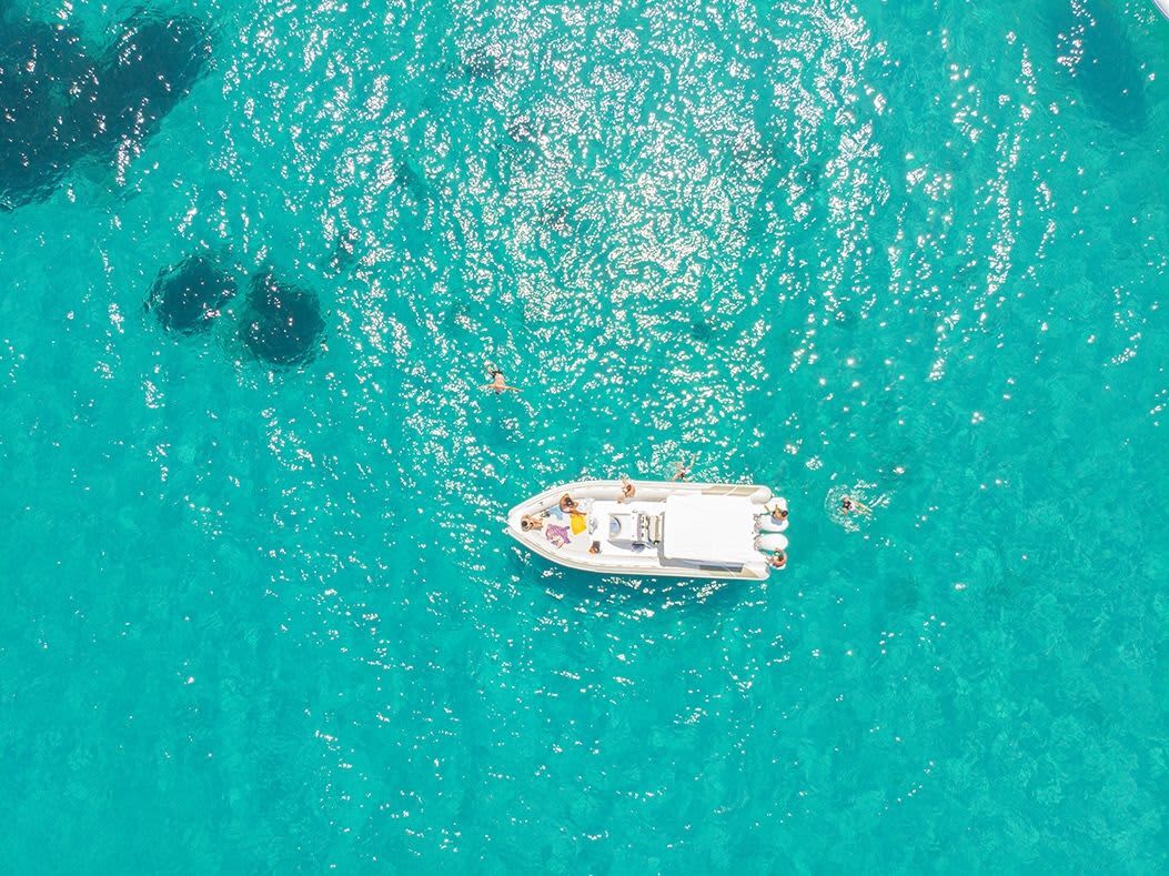 Passeio de barco particular ao redor de San Vito Lo Capo em uma lancha.