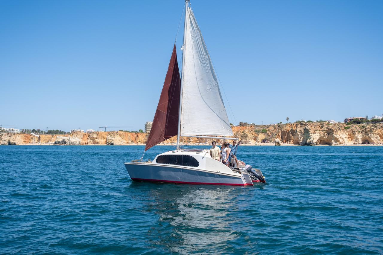 Escursione di un'intera giornata in catamarano a Faro.