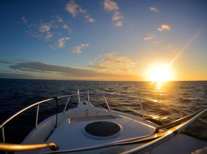 A starry night: aperitif and DJ in Caminia Bay