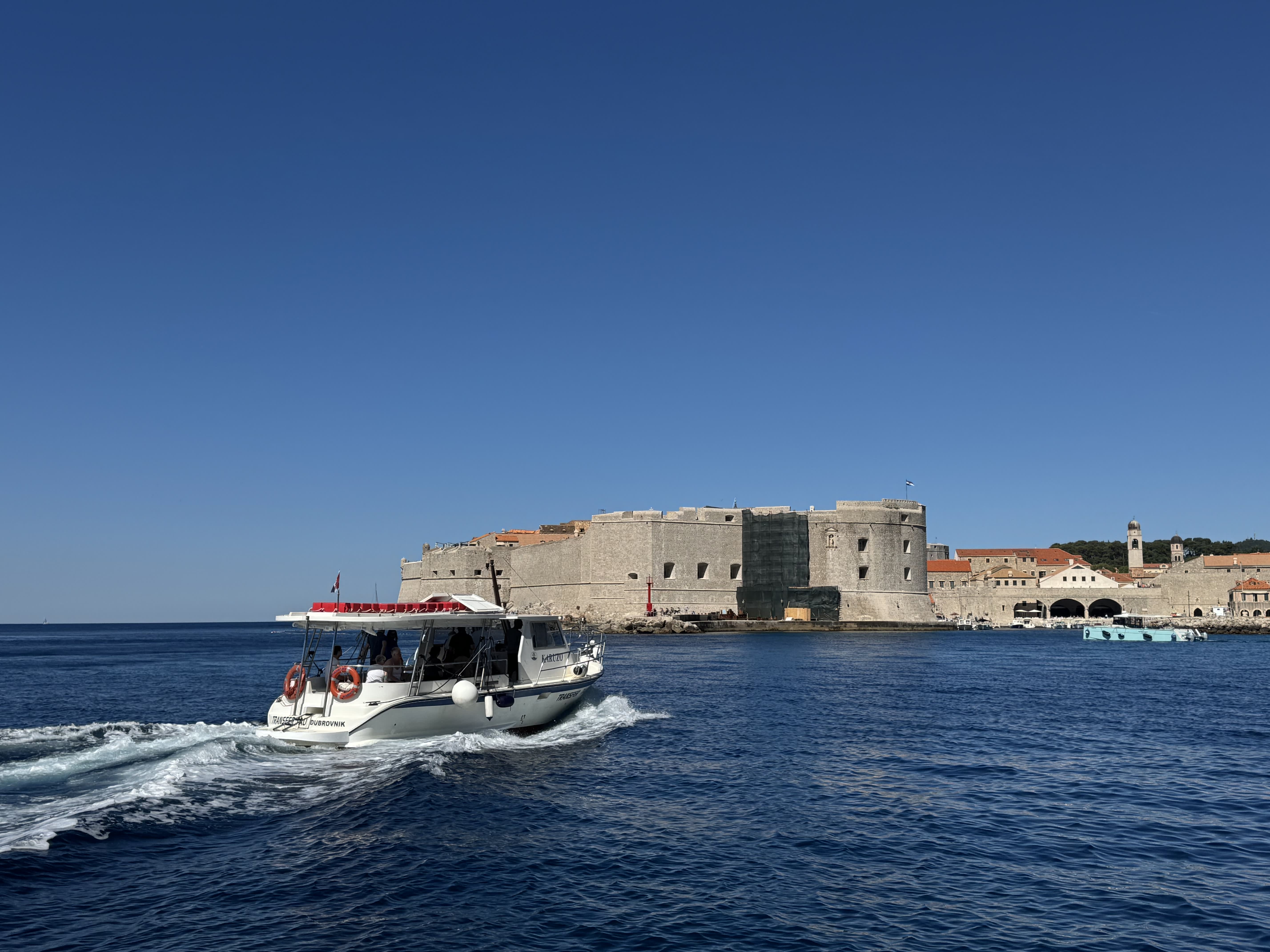 Aventura de meio dia: explore as Ilhas Elafiti em um barco particular!