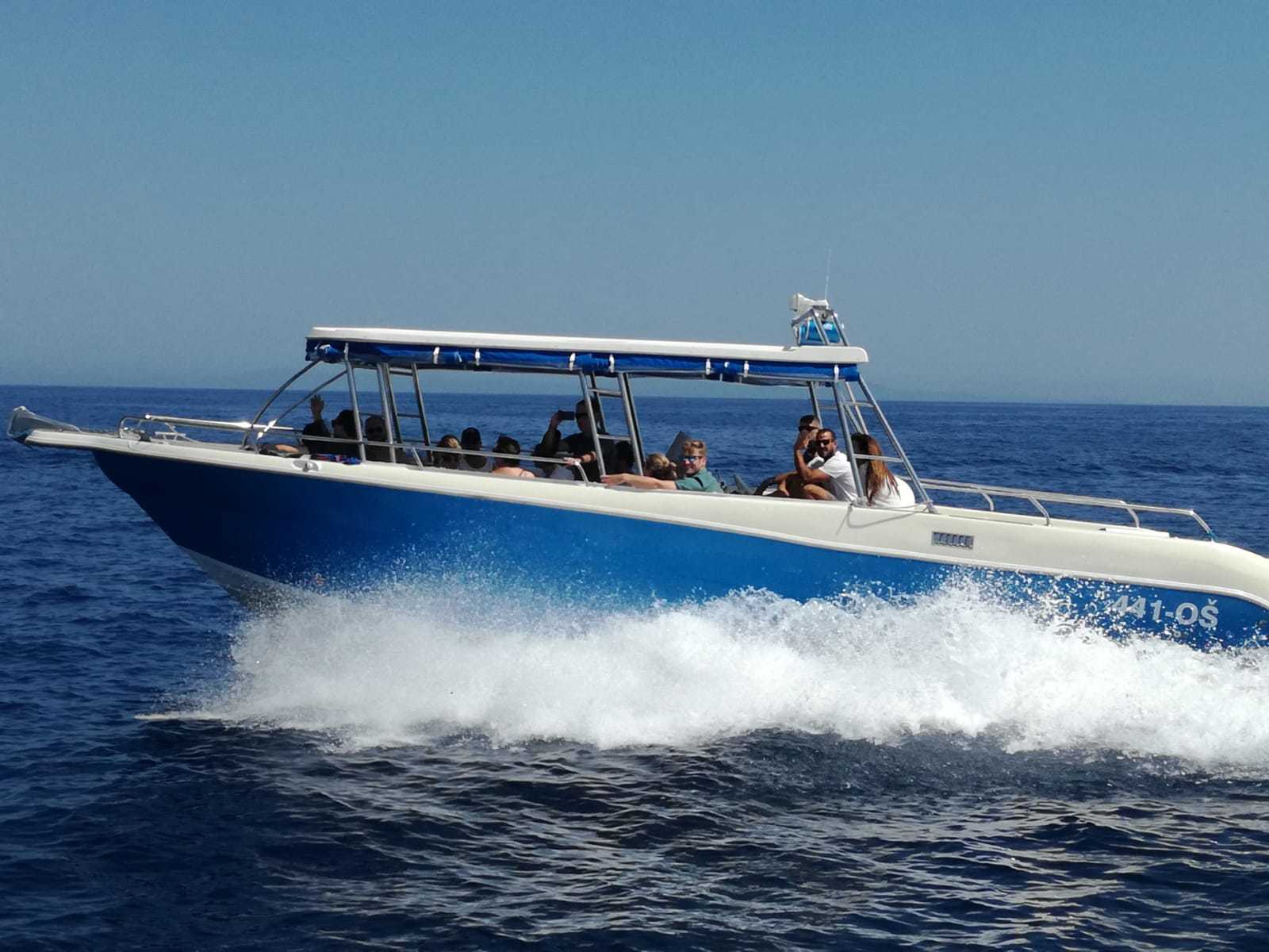 Upptäck Splits stränder: En komplett dagsutflykt ombord på en motorbåt