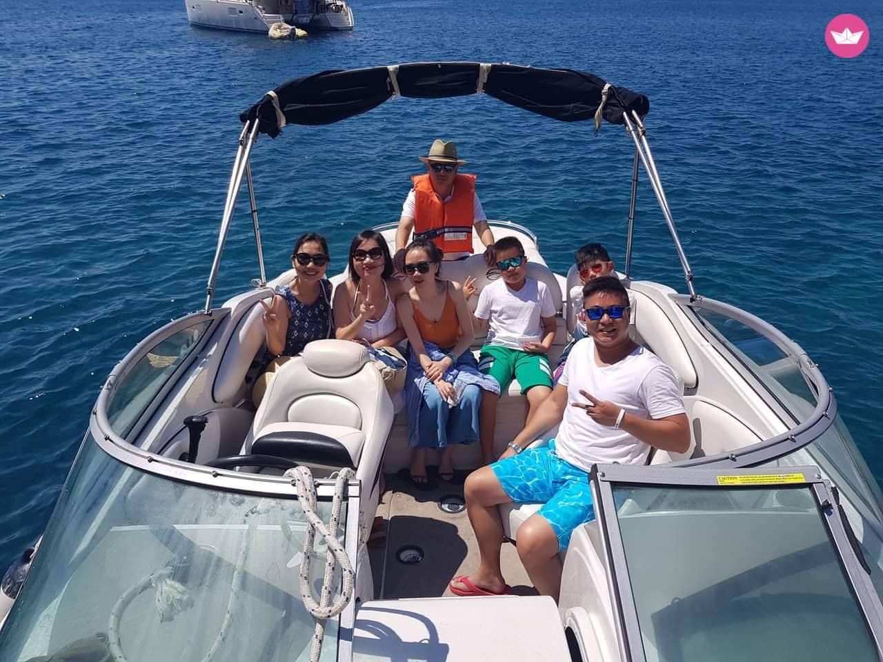 AKANTOU: Da Praia Vermelha a Thirassia: Explore Santorini em uma lancha particular