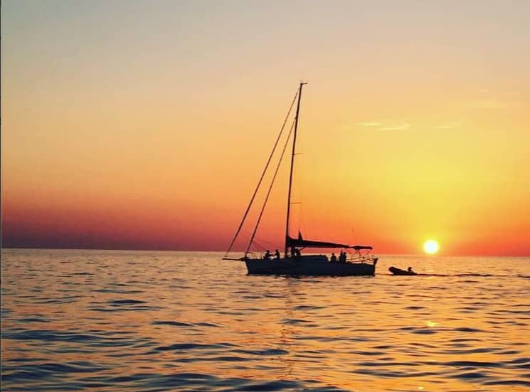 Een perfecte middagervaring met zeilen bij zonsondergang - stop op de Pakleni-eilanden