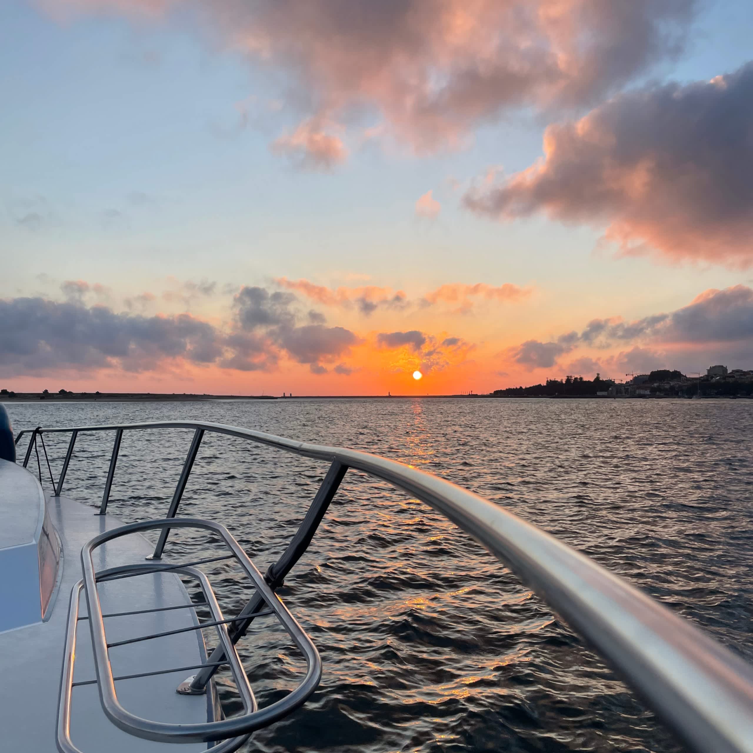 Porto: Golden Hour Cruise – Magical Sunset on the Douro River