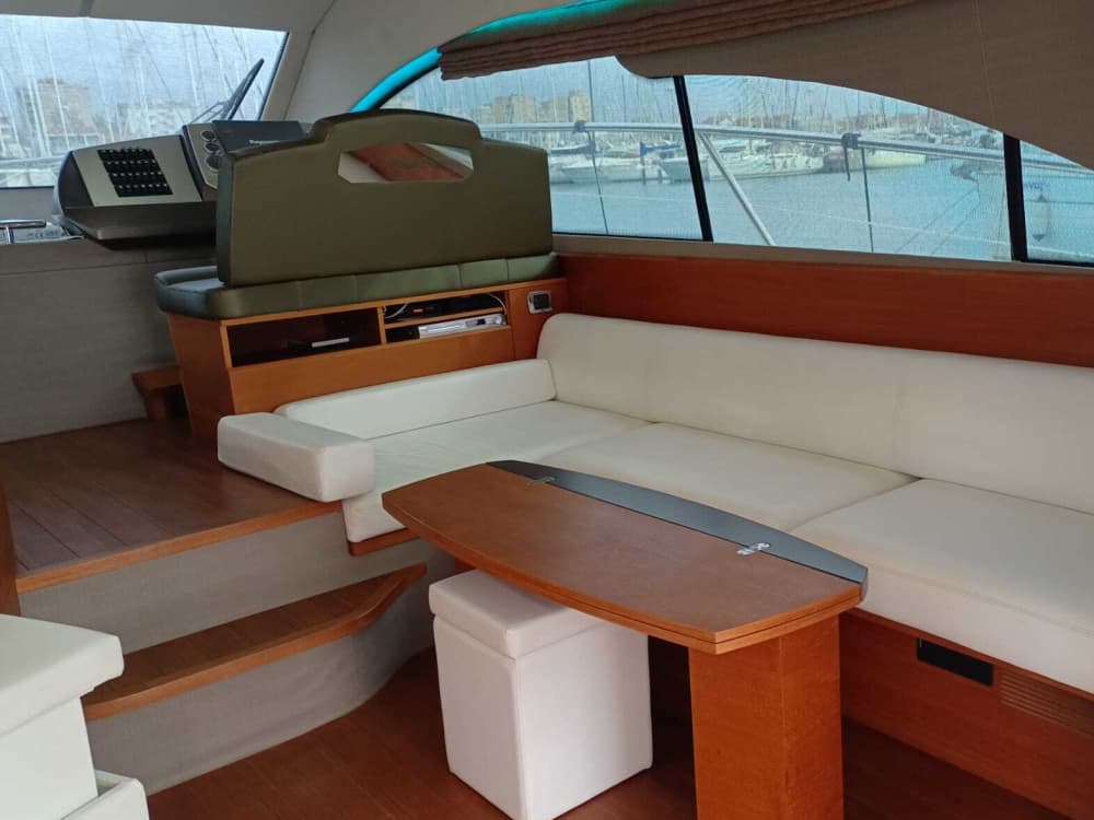 La tua esperienza privata a Rosignano Solvay: una giornata esclusiva a bordo di uno yacht a motore.