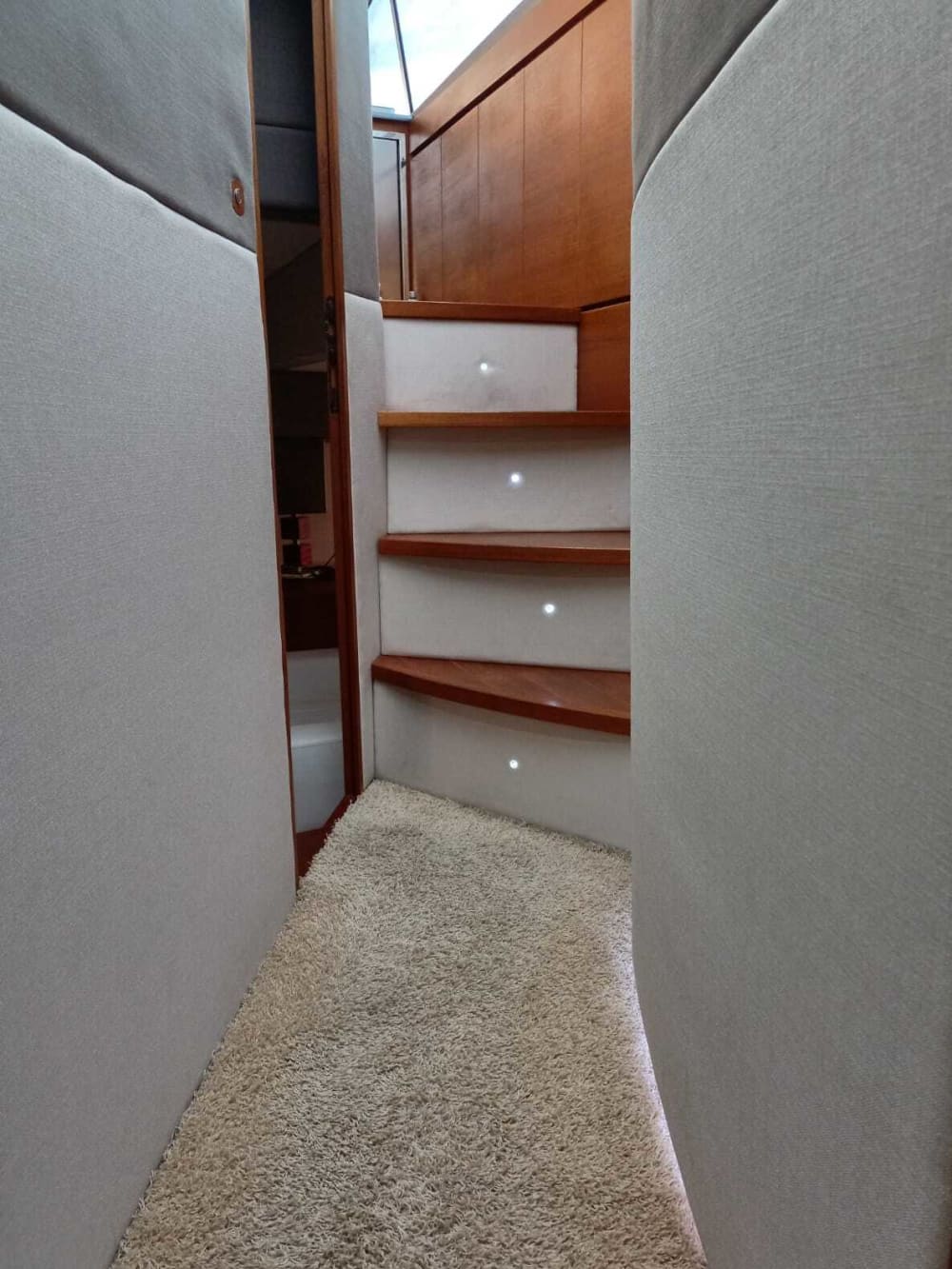 La tua esperienza privata a Rosignano Solvay: una giornata esclusiva a bordo di uno yacht a motore.